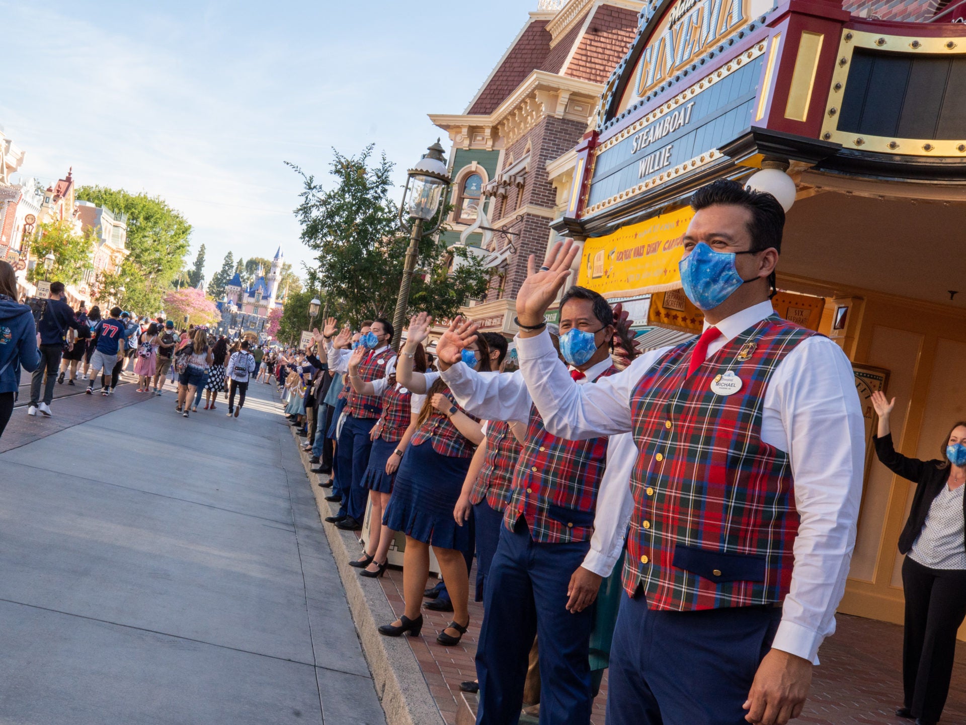 Thousands sue Disneyland over low pay