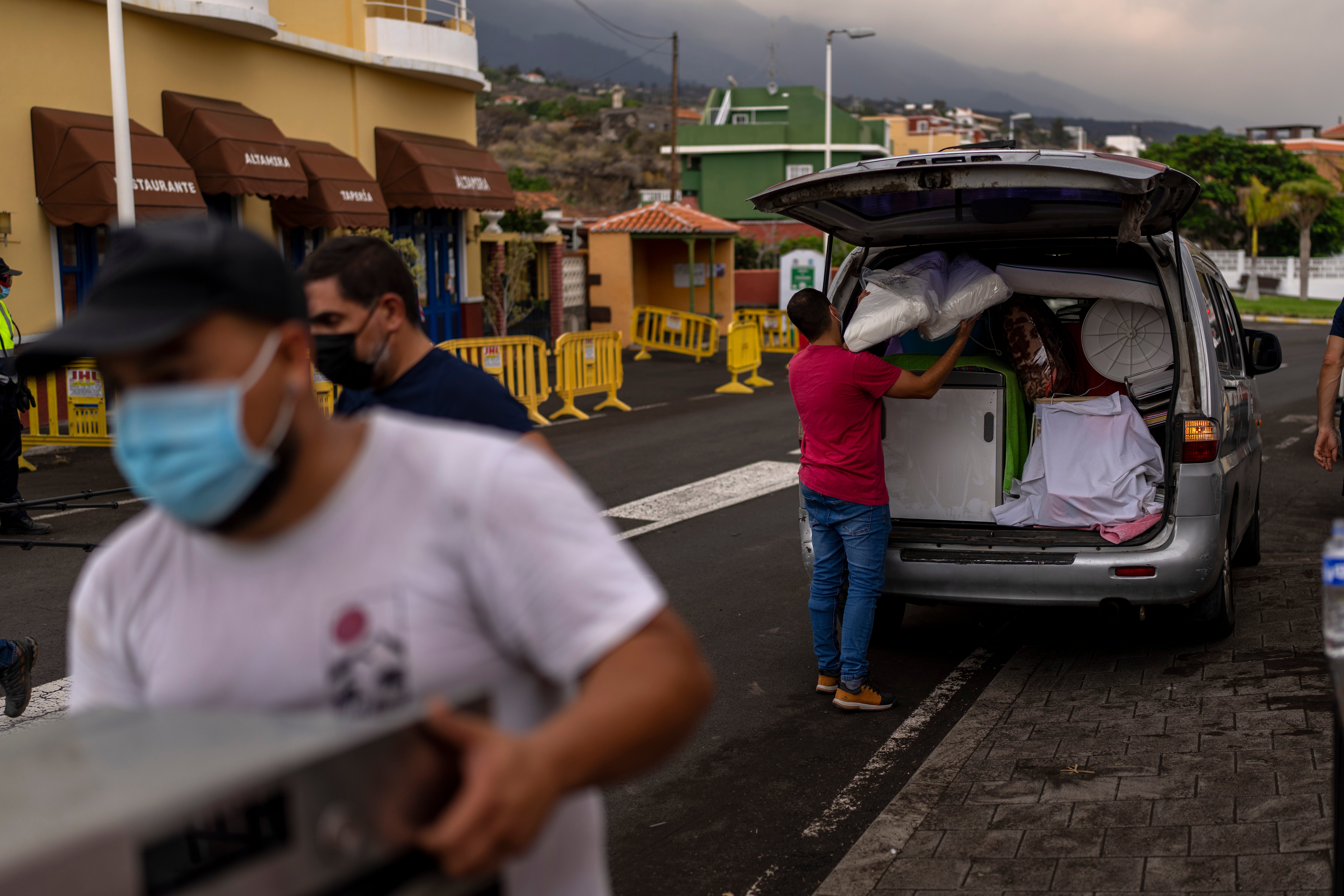 Los Llanos residents grab belongings before lava reaches their homes