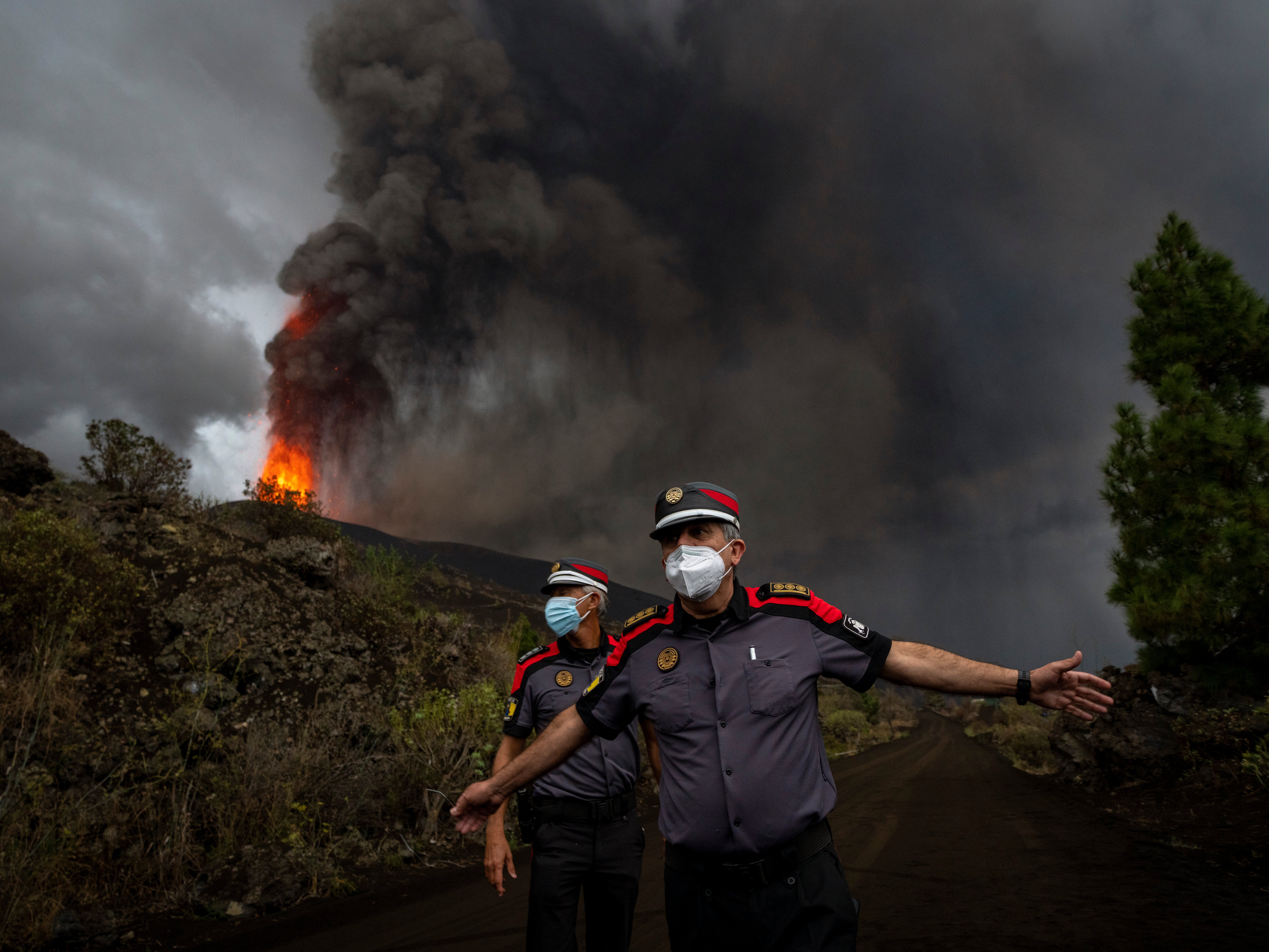 La Palma volcano: 40-foot wall of lava bears down on Canaries village
