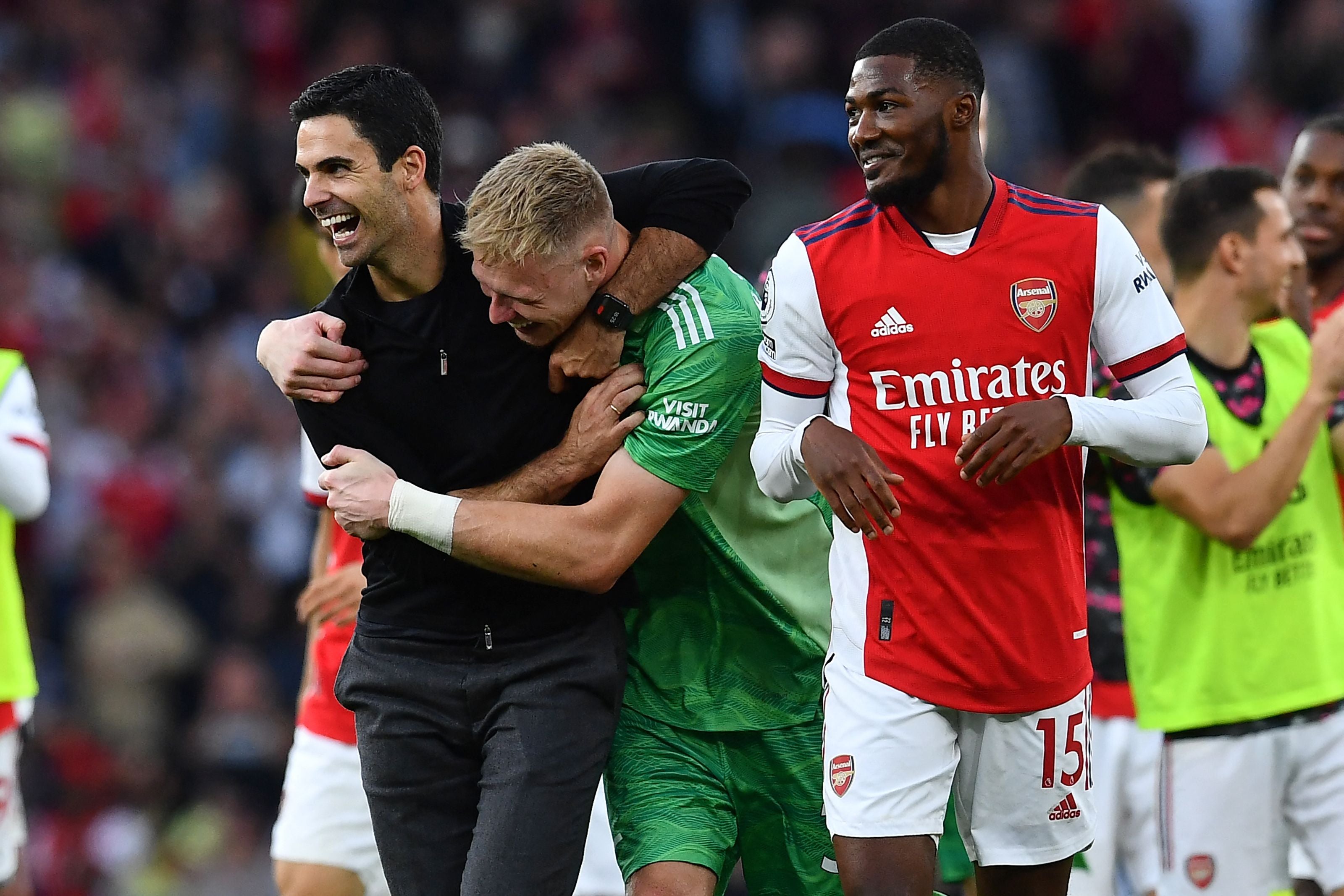 Mikel Arteta celebrates with goalkeeper Aaron Ramsdale