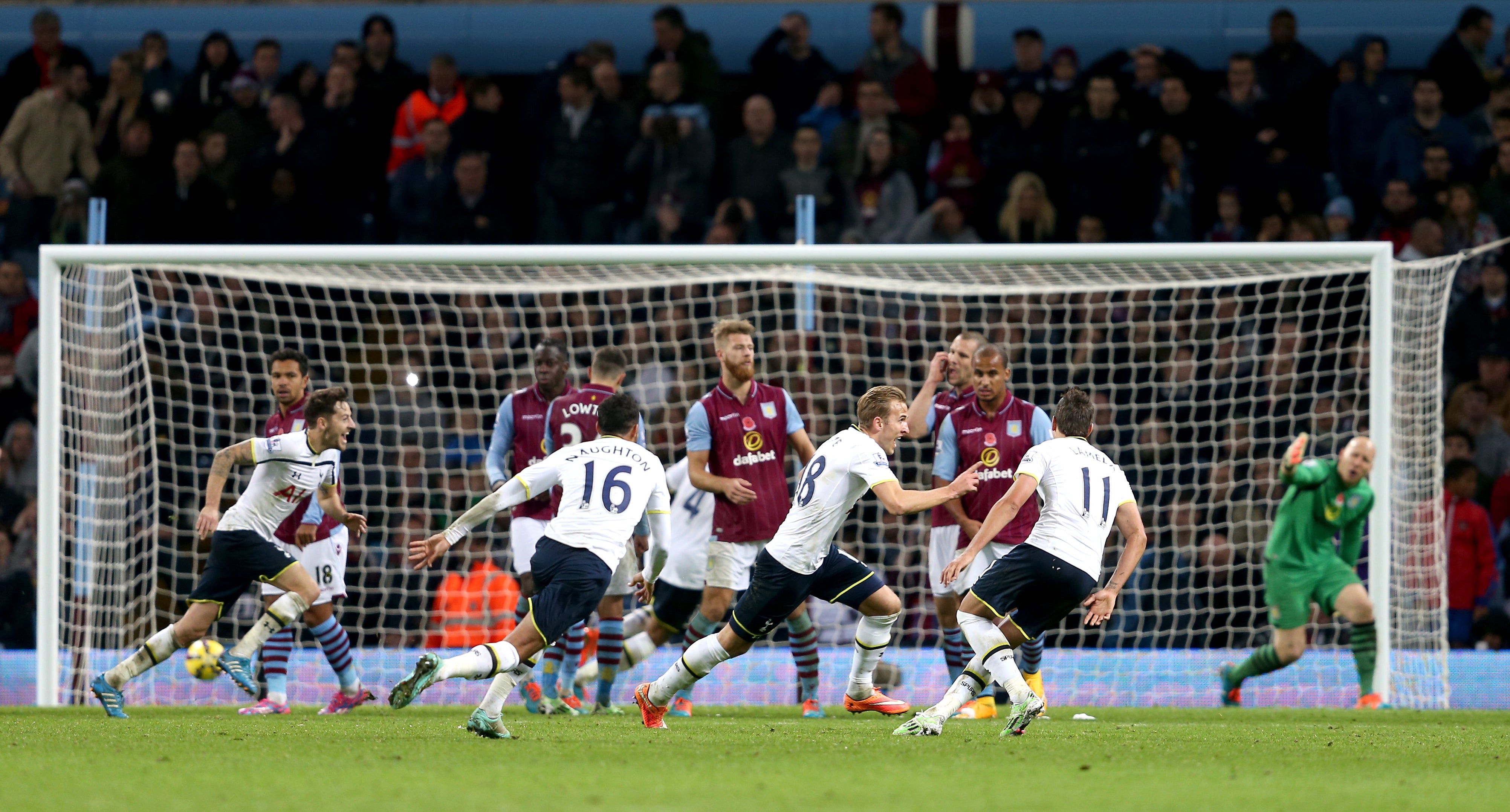 Harry Kane, centre, celebrates after finally scoring his first goal of the 2014-15 season (David Davies/PA)