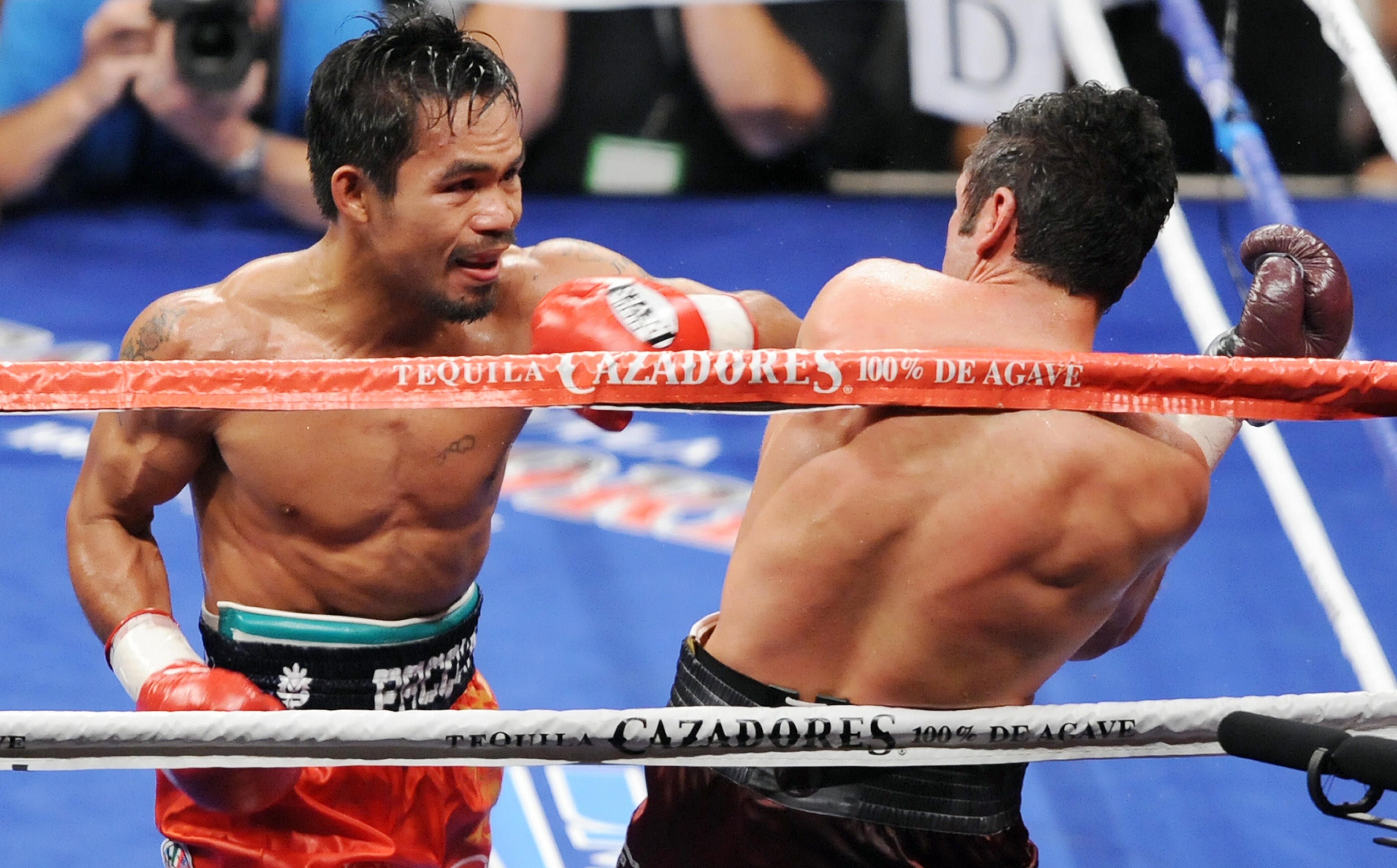 Pacquiao (left) battles Oscar De La Hoya