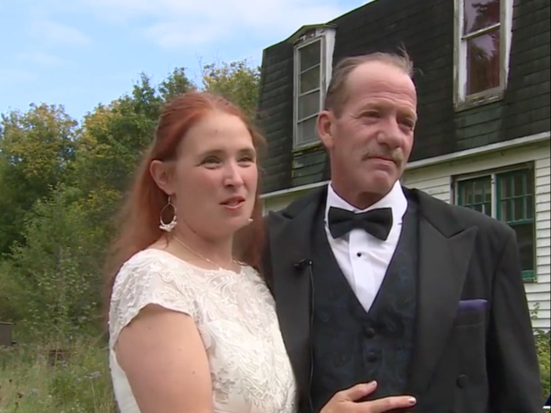 Bride and groom exchanged vows in a ceremony on the US-Canada border