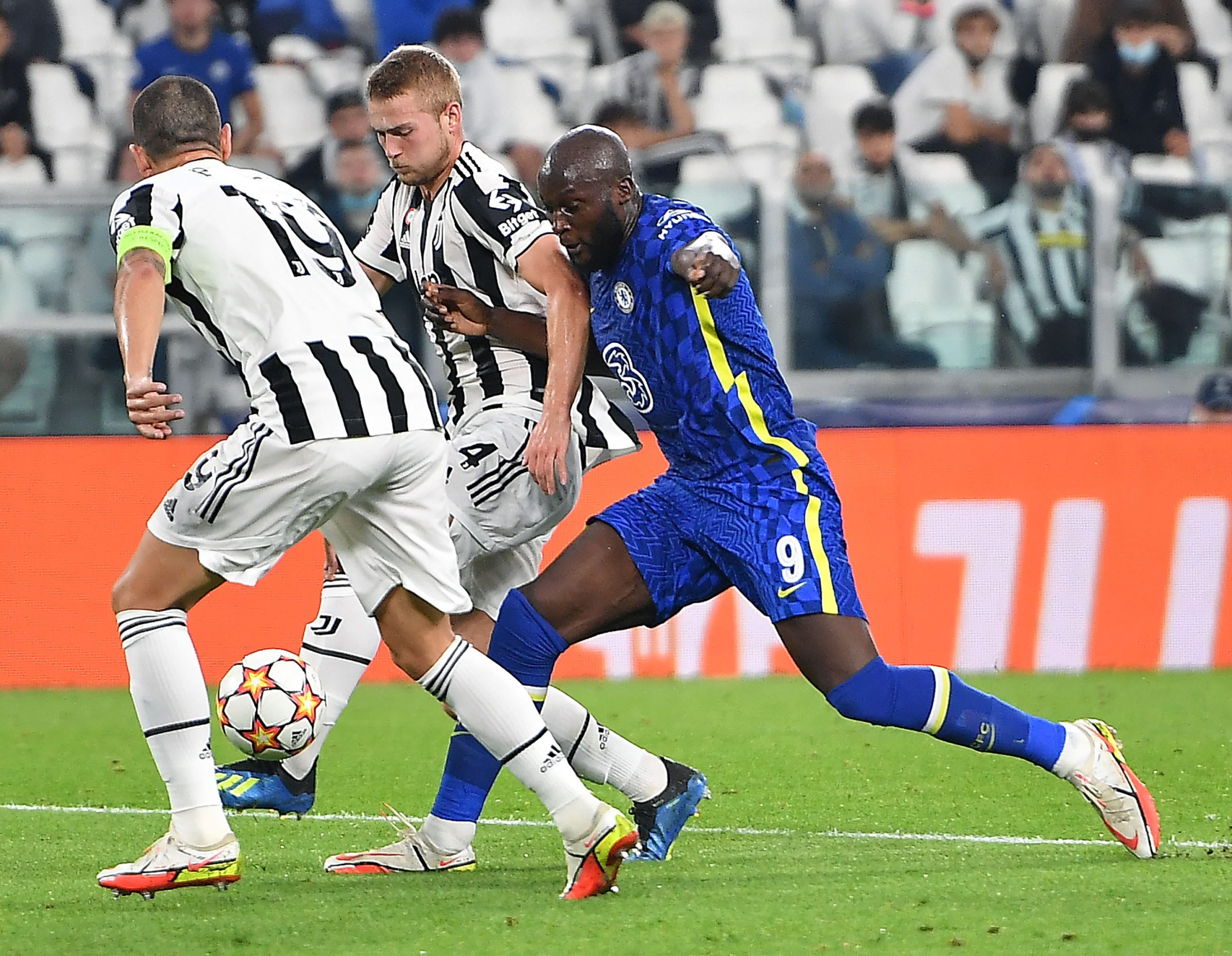 Matthijs De Ligt battles Romelu Lukaku as Leonardo Bonucci watches on