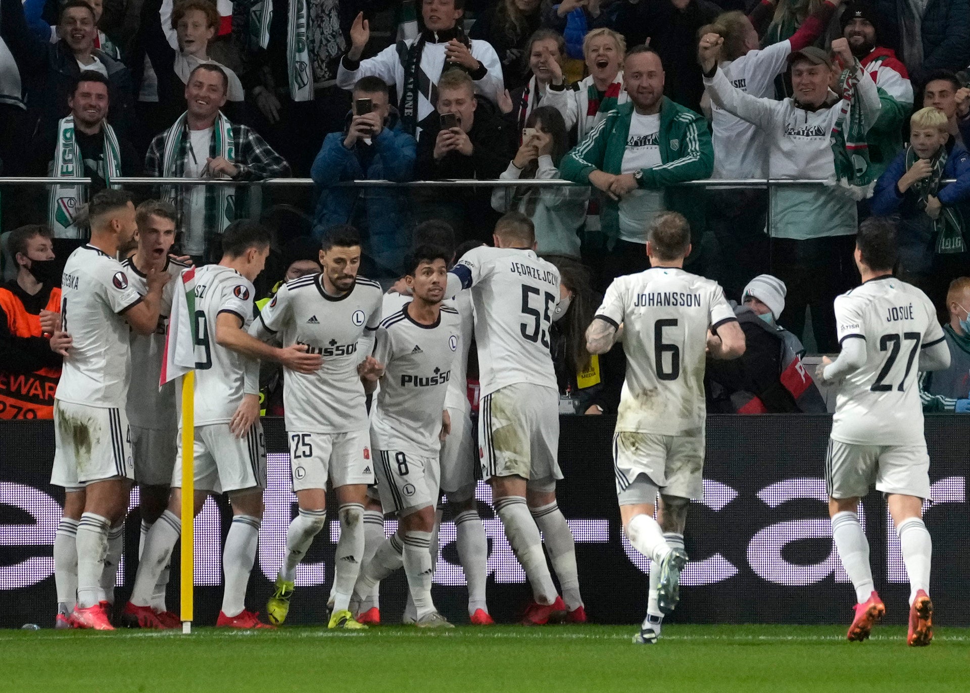 Legia celebrate after Mahir Emreli’s goal