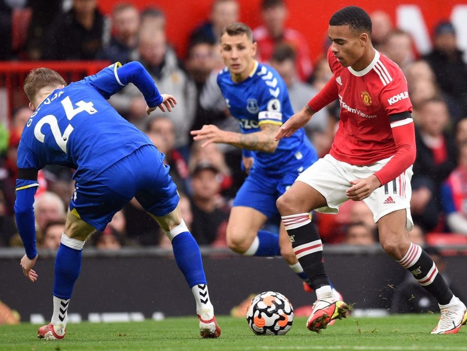 Everton's Anthony Gordon closes in on United's Mason Greenwood