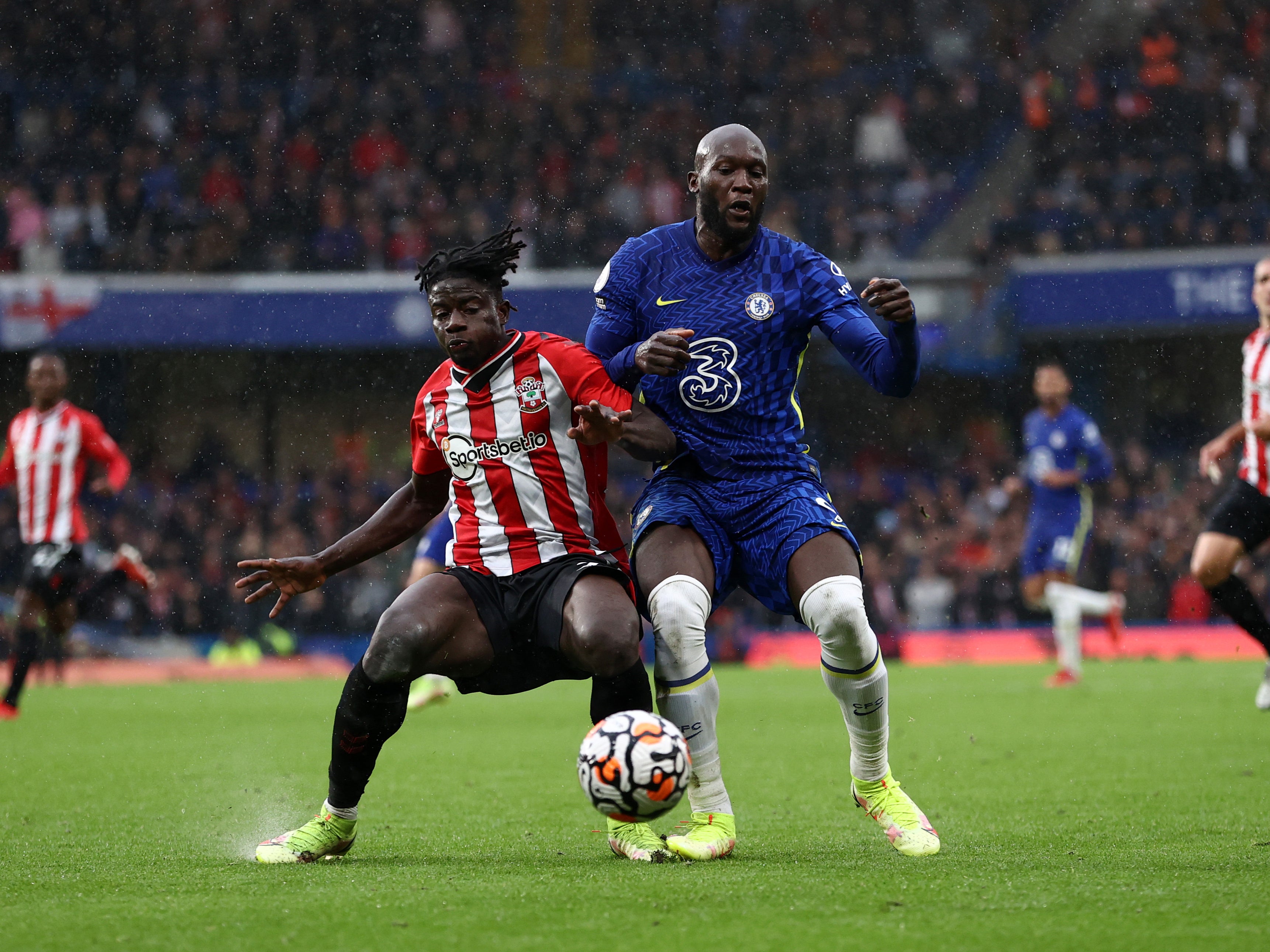 Mohammed Salisu of Southampton competes for the ball with Romelu Lukaku of Chelsea