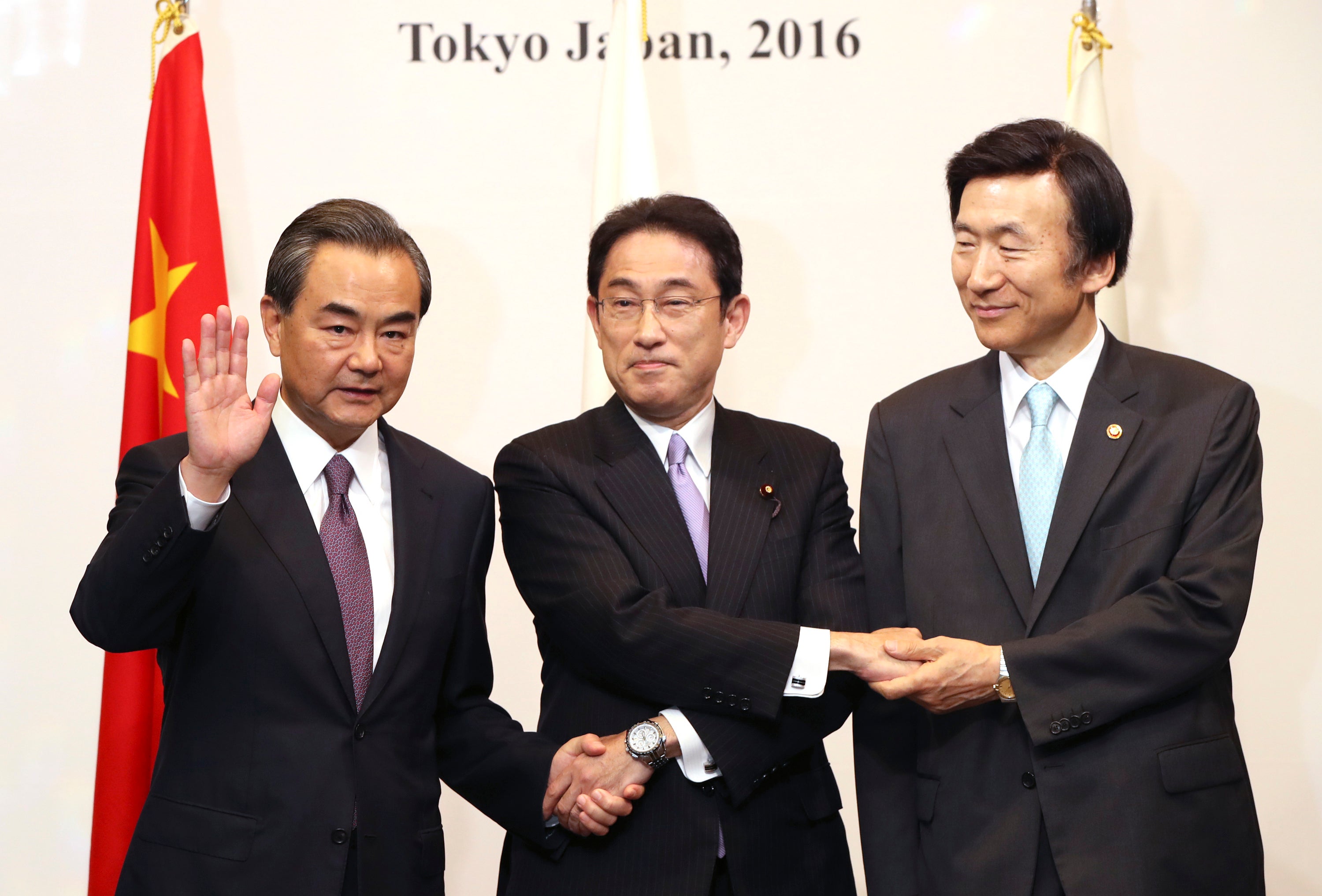 Fumio Kishida, as former foreign minister (C) meeting Chinese Foreign Minister Wang Yi (L) and South Korean Foreign Minister Yun Byung-se in 2016