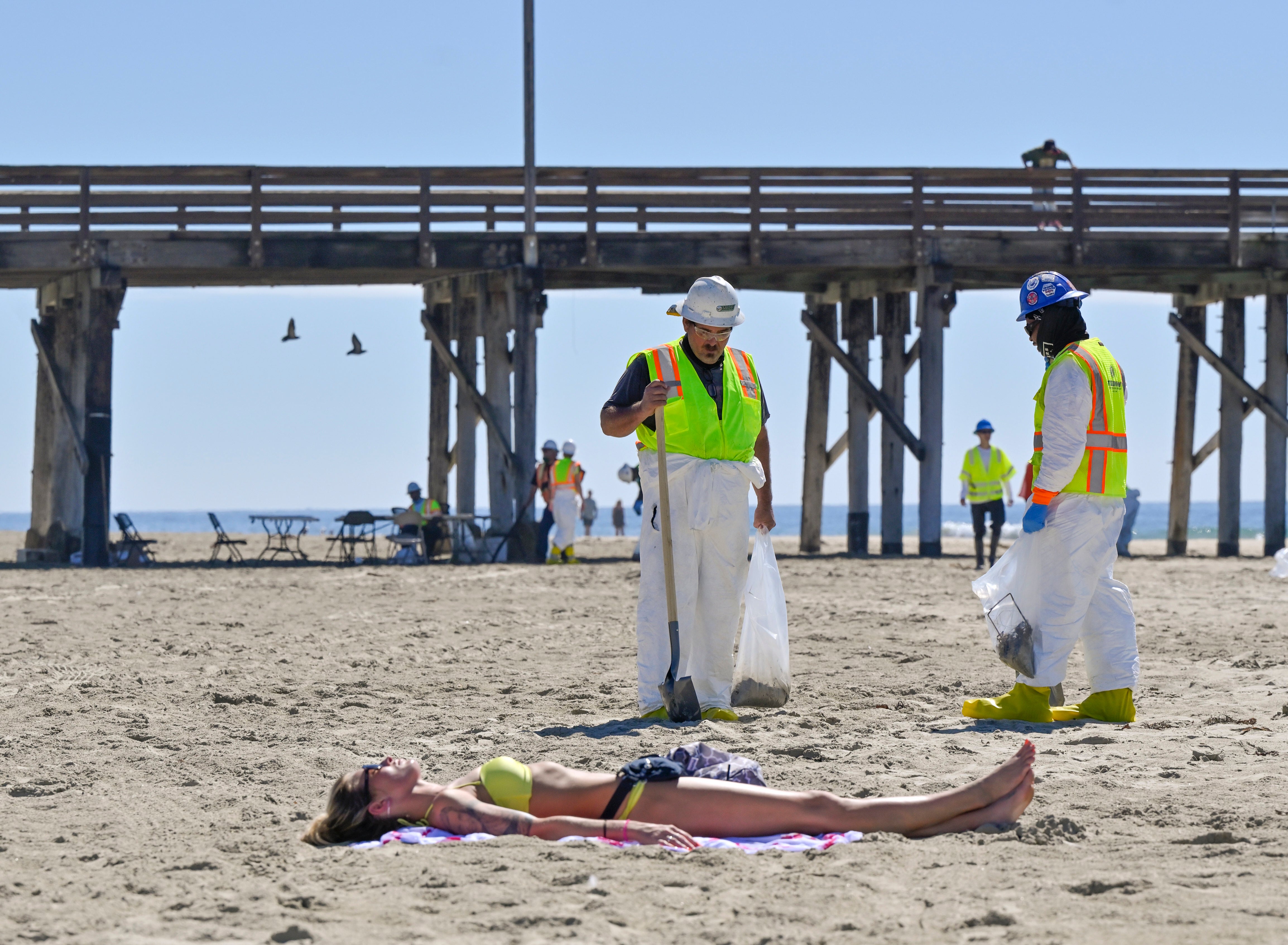 APTOPIX California Oil Spill