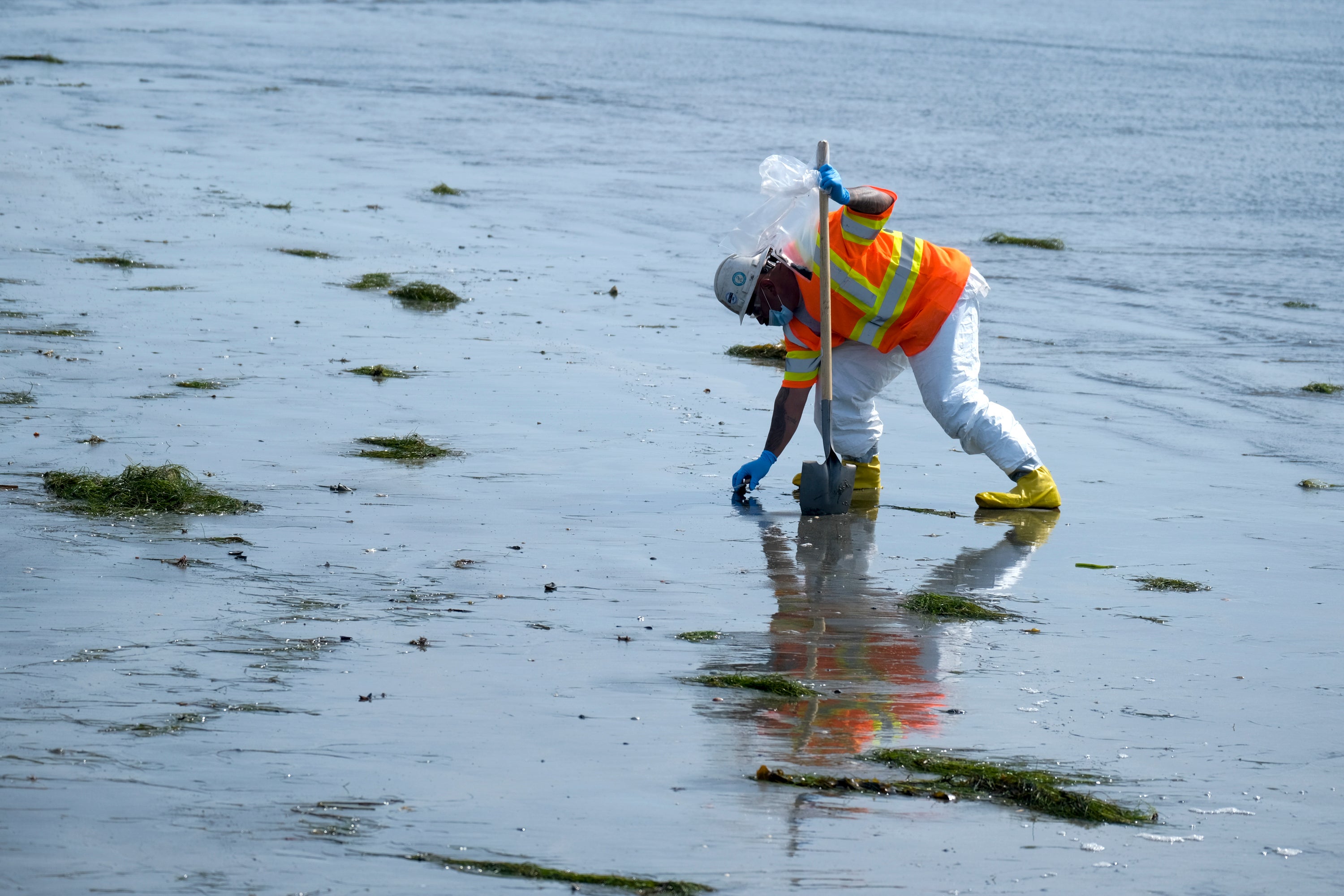 APTOPIX California Oil Spill