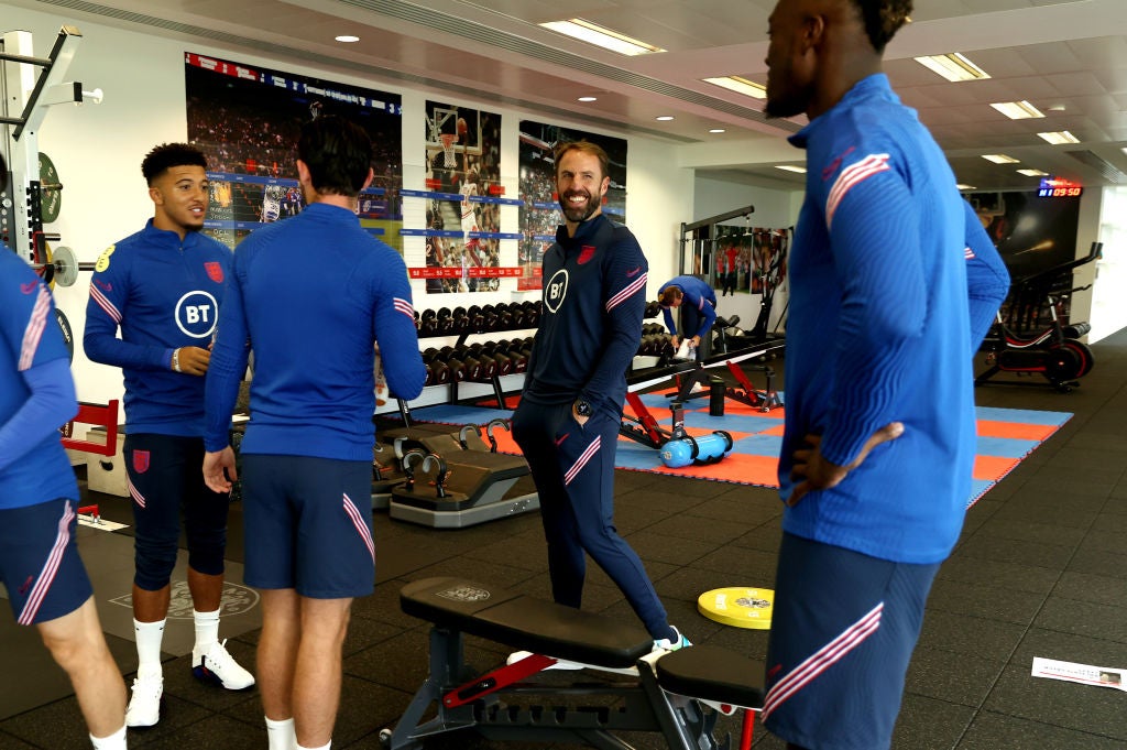 Gareth Southgate talking to Jadon Sancho, Ben Chilwell and Tammy Abraham during a training session