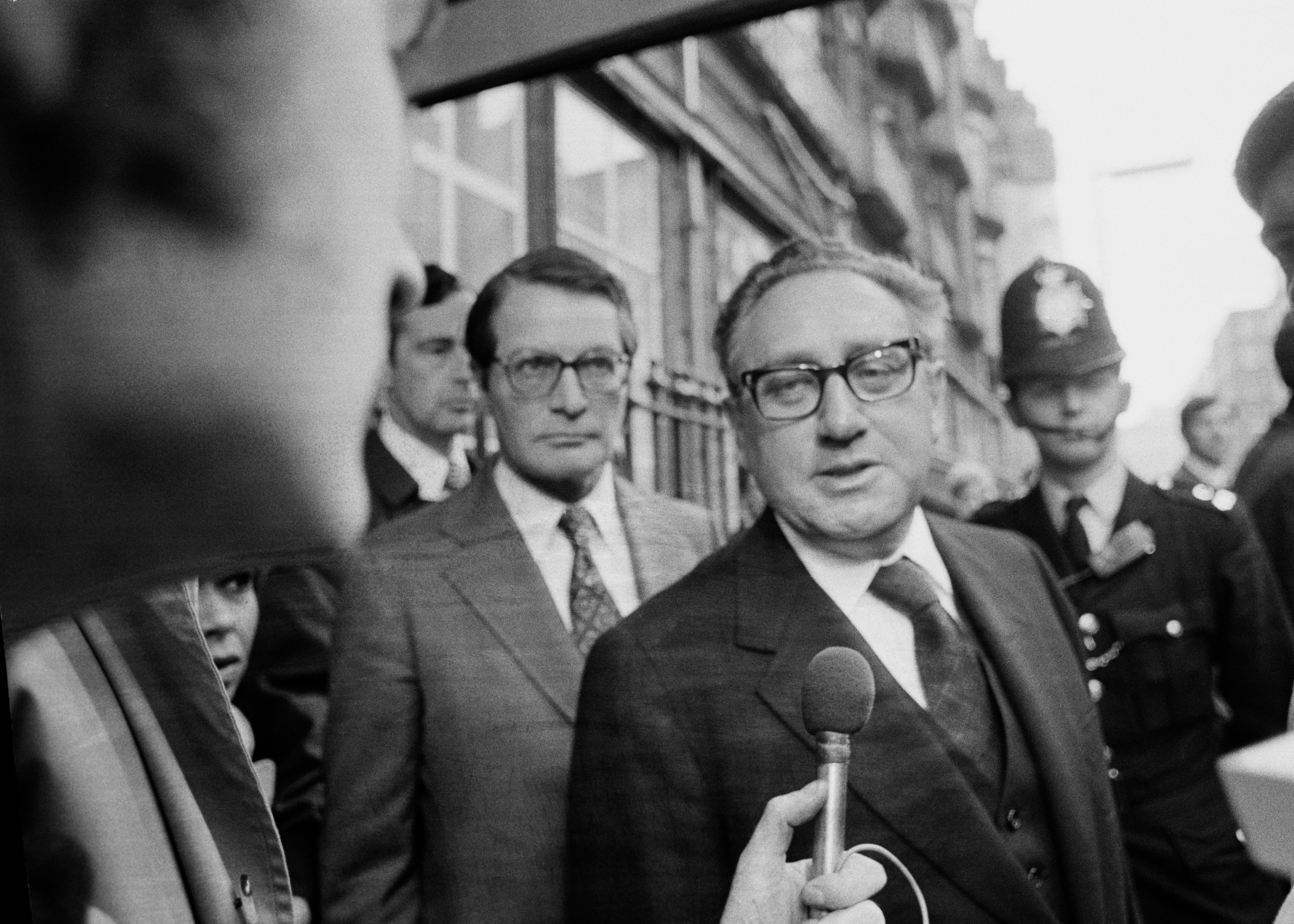 Kissinger being interviewed by the press while in London in March 1975