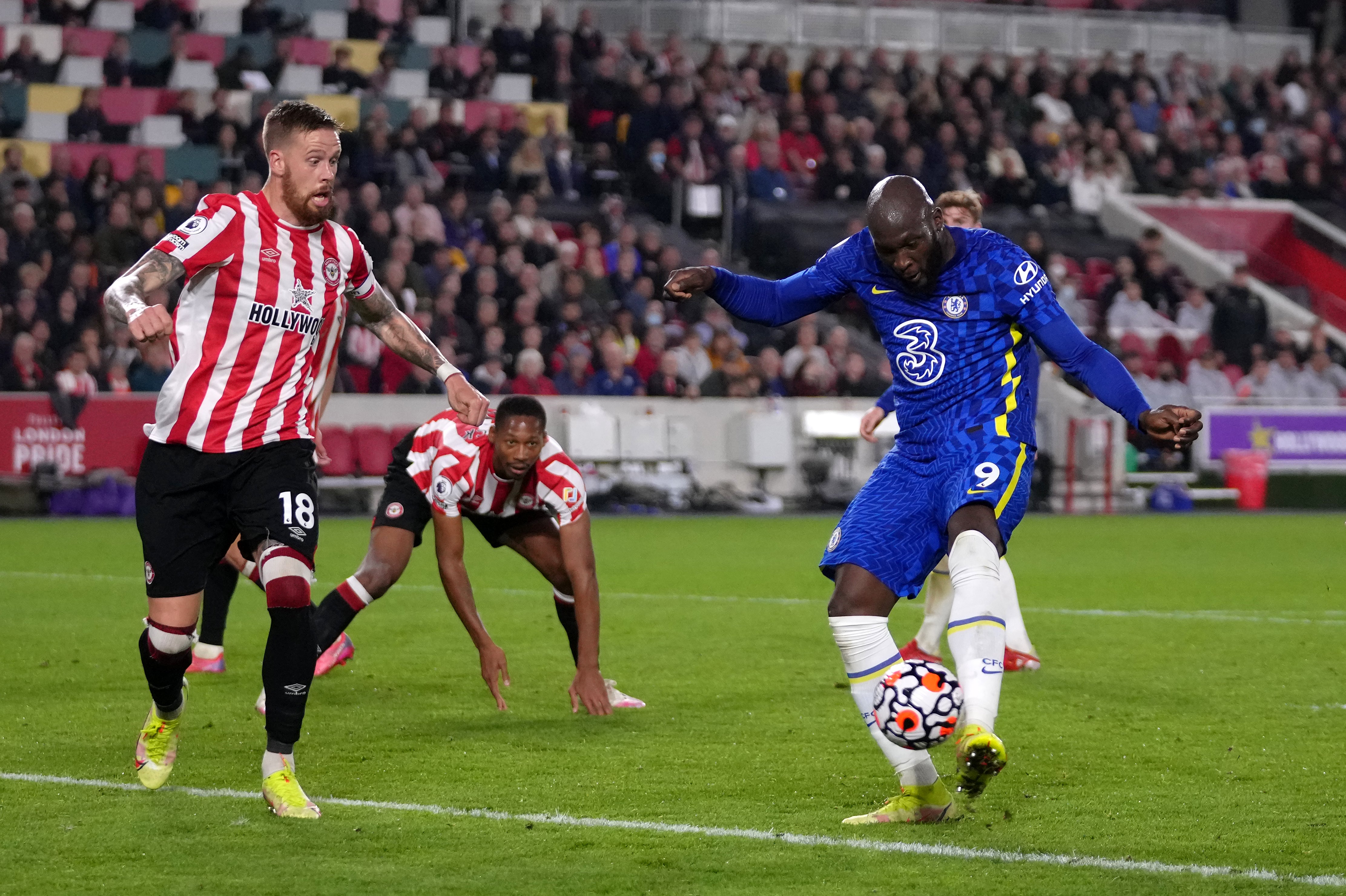 Romelu Lukaku (right) endured another frustrating afternoon at Brentford (John Walton/PA)