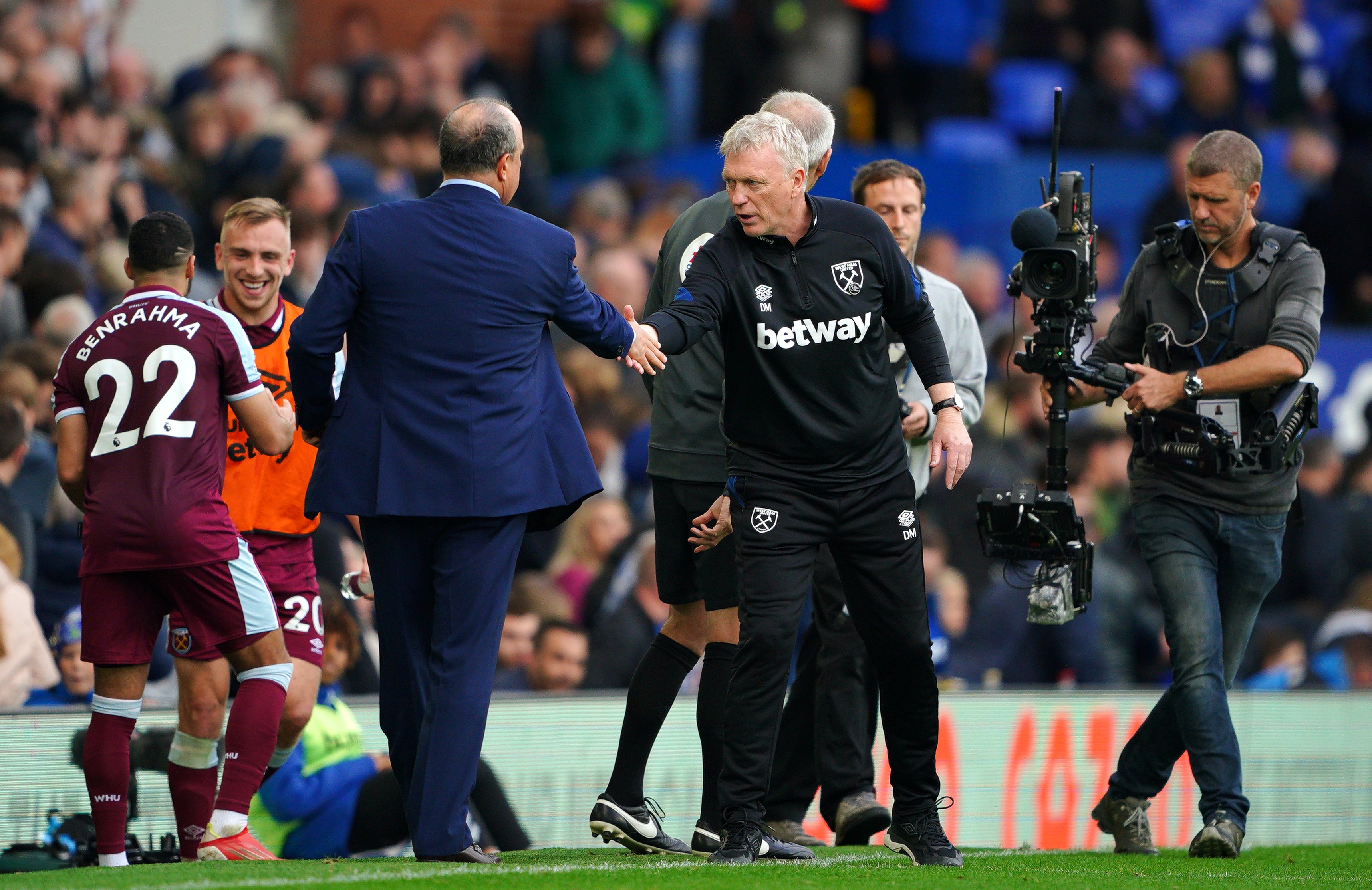 West Ham boss David Moyes (right) and Everton manager Rafael Benitez shake hands after the match (Peter Byrne/PA)