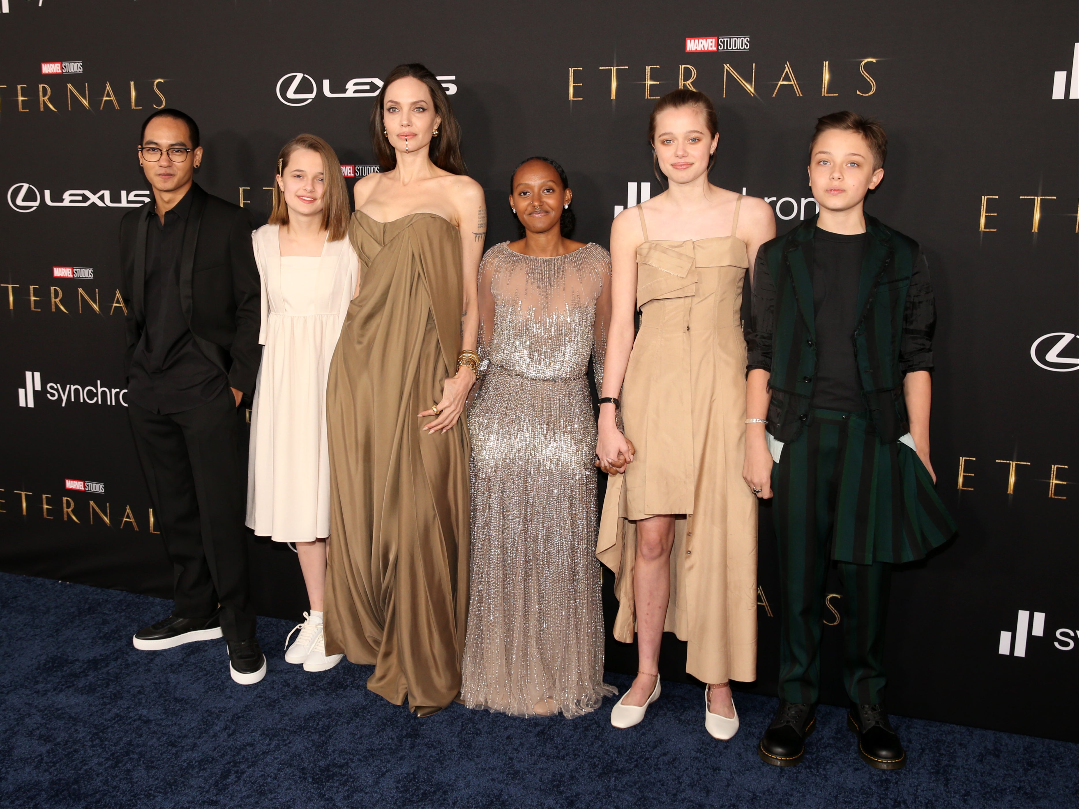 (De izquierda a derecha) Maddox Jolie-Pitt, Vivienne Jolie-Pitt, Angelina Jolie, Zahara Jolie Pitt, Shiloh Jolie-Pitt y Knox Jolie Pitt llegan al estreno de Eternals de Marvel Studios el 18 de octubre de 2021 en Hollywood, California.