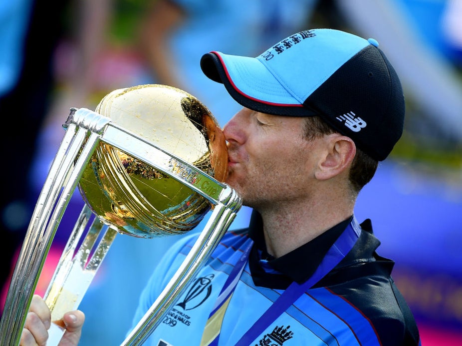 Eoin Morgan kisses the ICC Cricket World Cup trophy in 2019