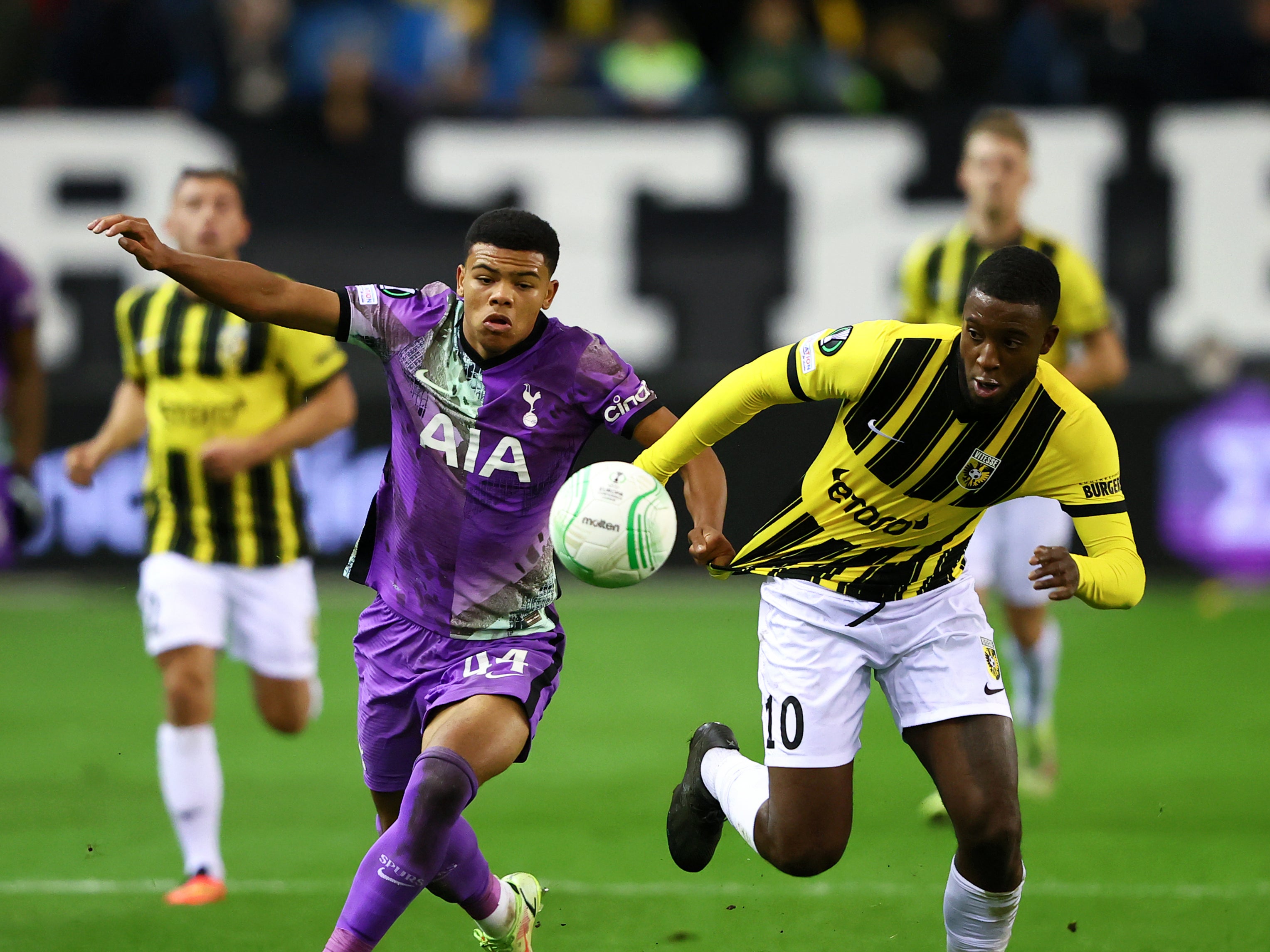 Dane Scarlett of Tottenham Hotspur battles for possession with Riechedly Bazoer of Vitesse