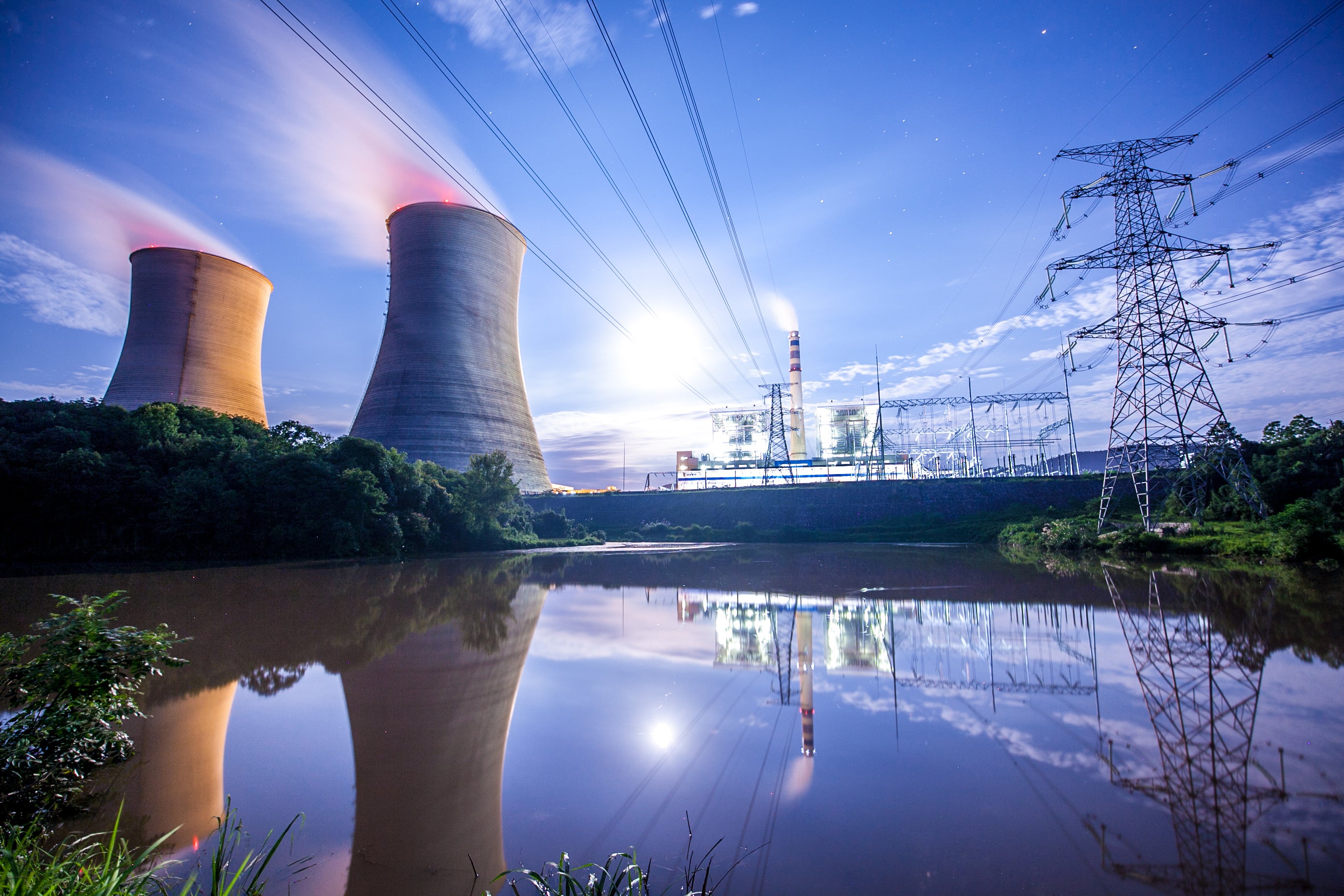 Power plant producing water vapour