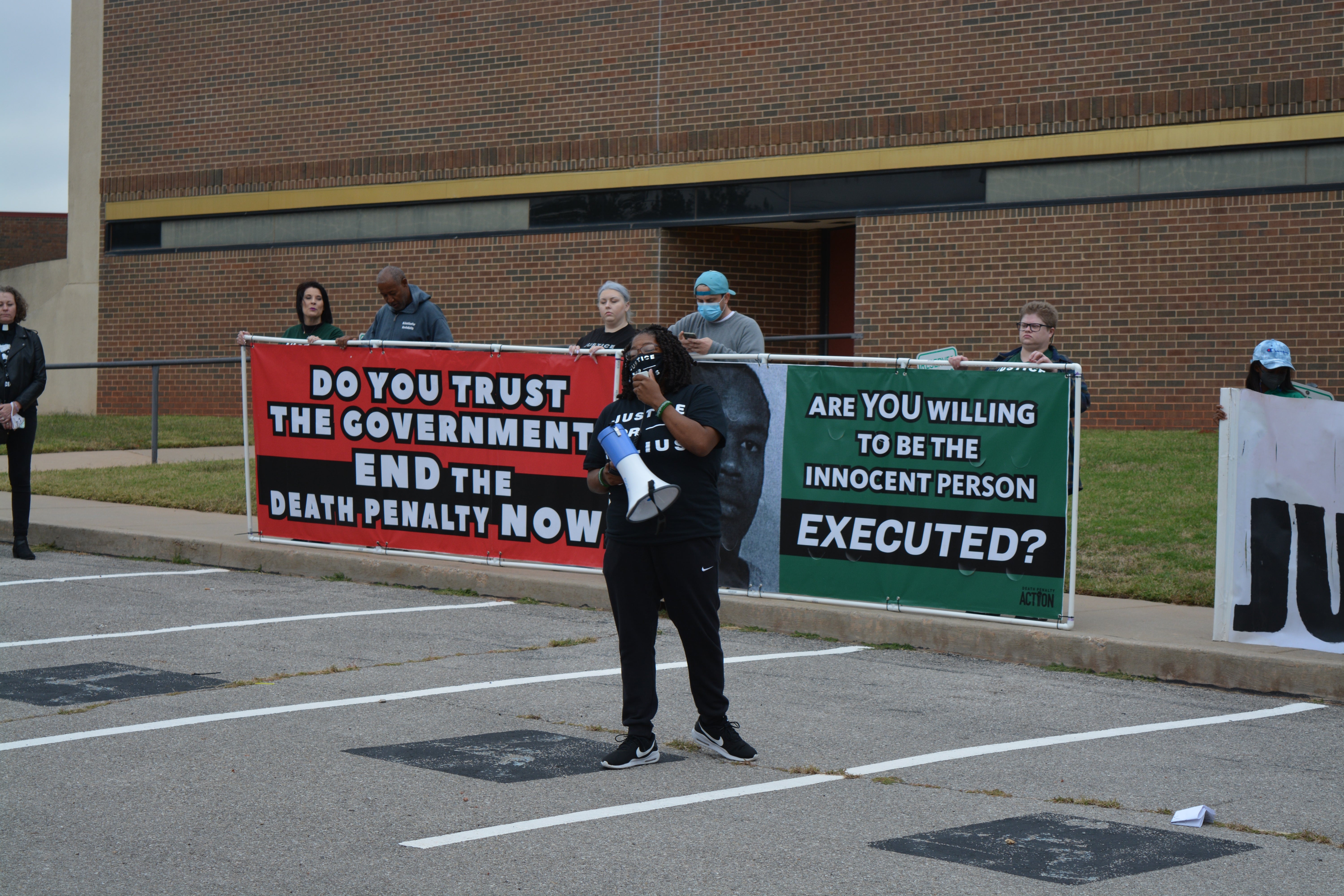 Antoinette Jones, sister of Julius Jones, speaks to a crowd of supporters on 26 October, 2021.