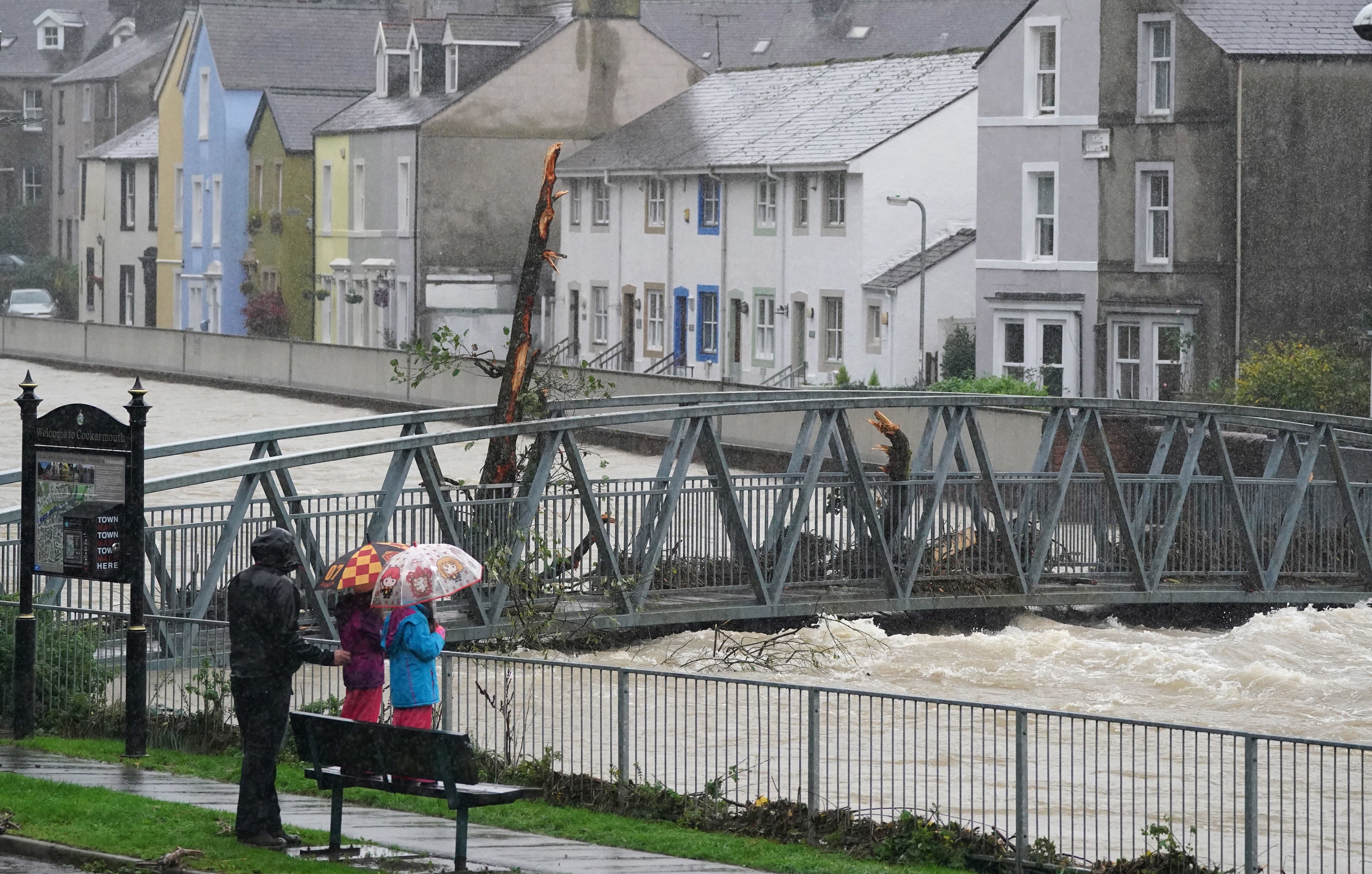 UK weather: Hundreds told evacuate homes and railway lines blocked as flooding declared ‘major incident’