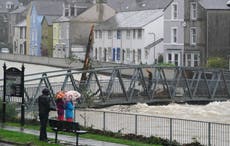 UK weather: Hundreds told evacuate homes and railway lines blocked as flooding declared ‘major incident’