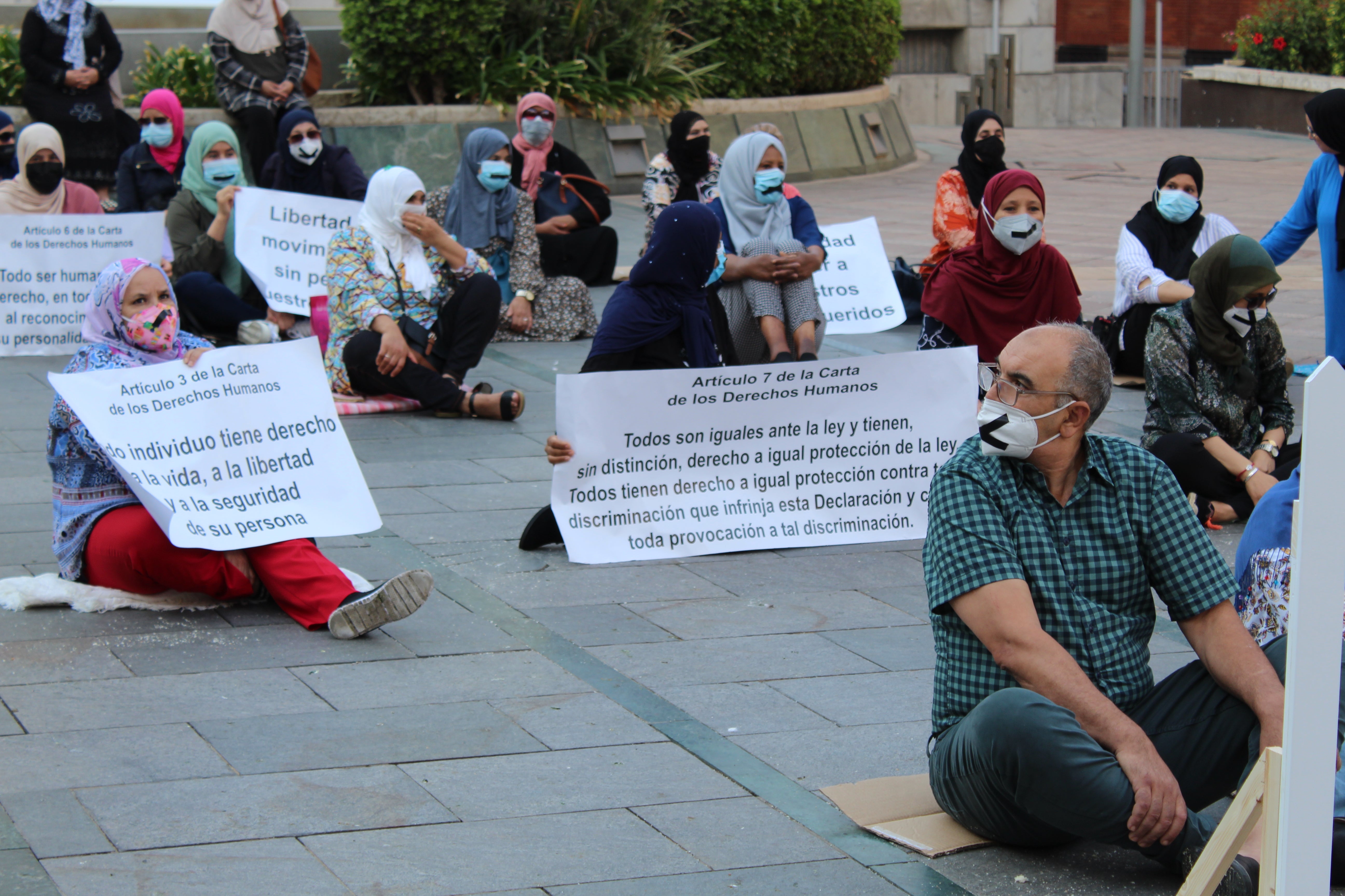 Transborder workers, trapped in Ceuta, protest outside the government delegation