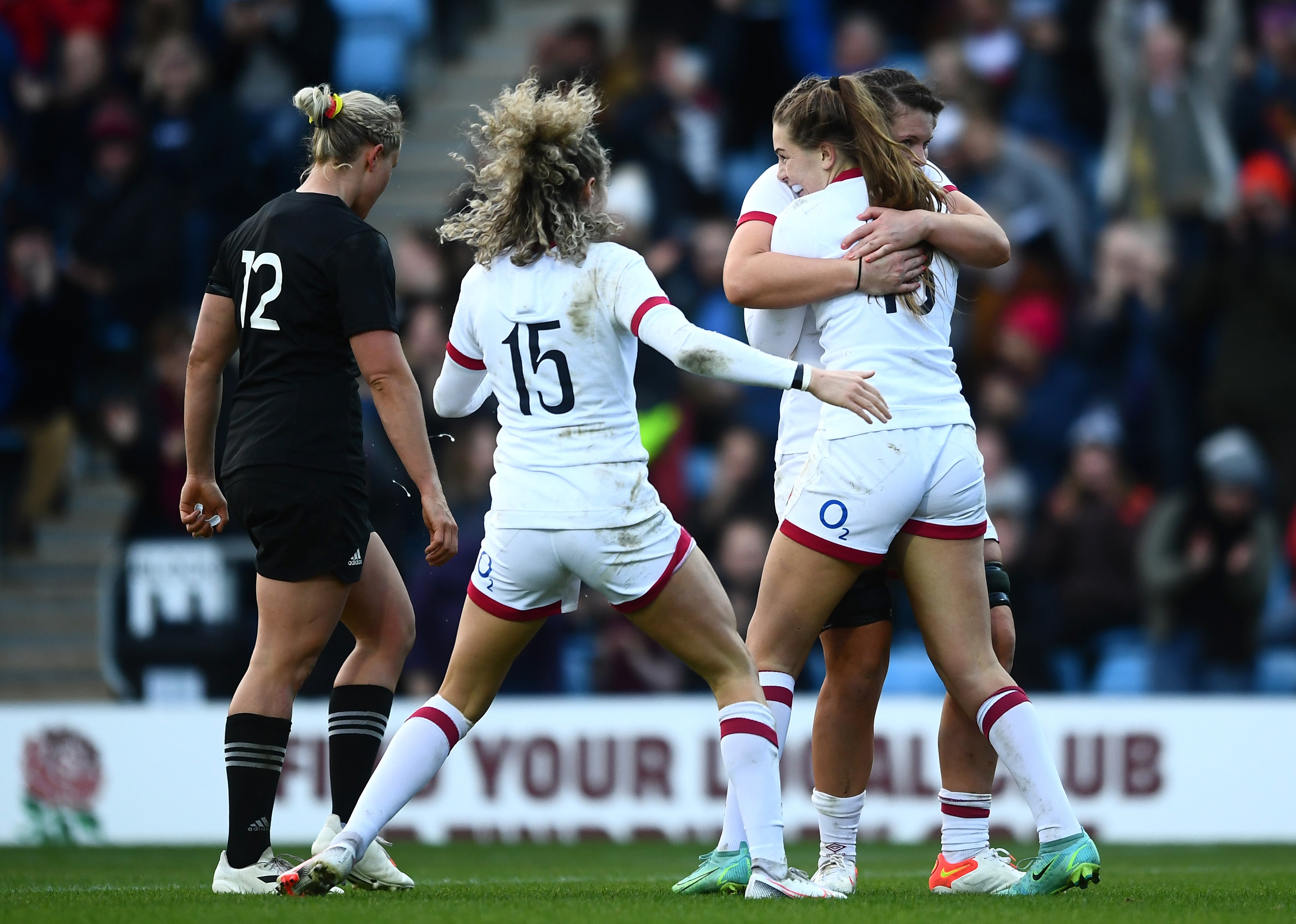 England celebrate after beating the Black Ferns