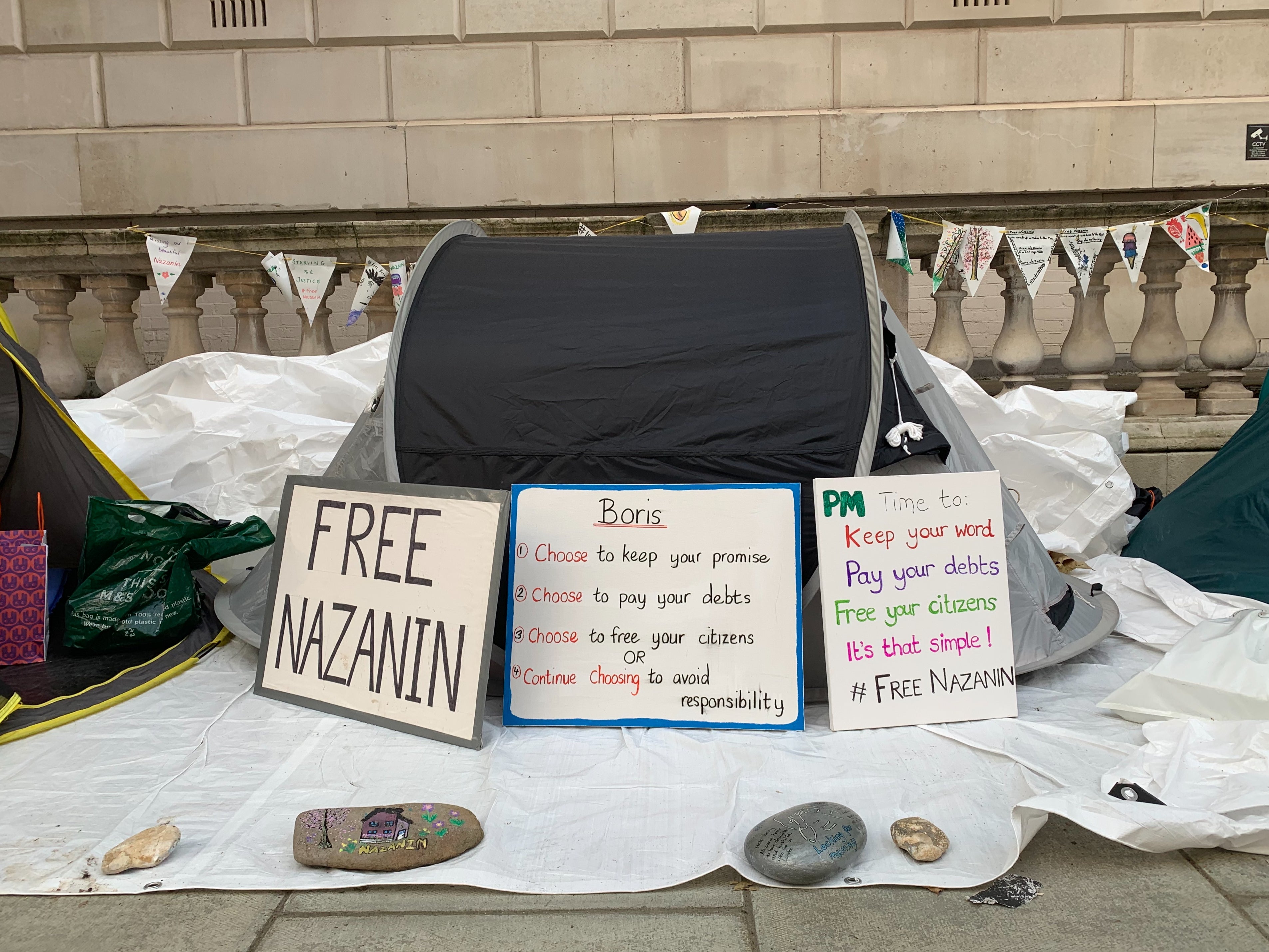 Ratcliffe’s camp is pictured, with signs in front of his tent explaining what his demands are for the PM