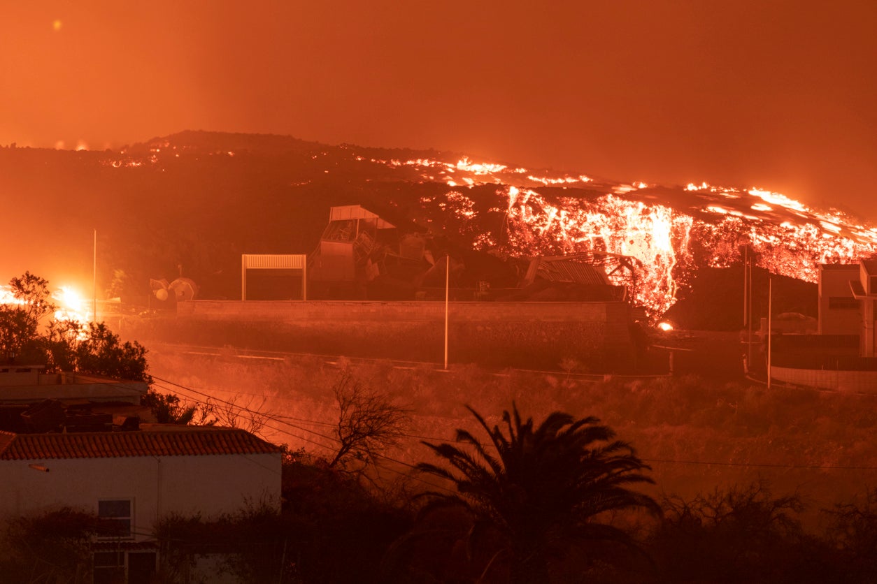 Lava flow through the district of El Paraíso, Tajuya, La Palma