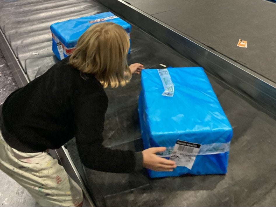 Mrs Braunholtz’s daughter attempts to lift the ‘heavy’ crate