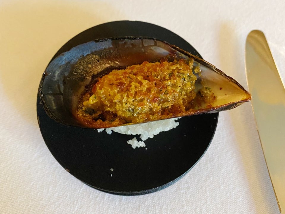 Mussel with parsley butter and breadcrumbs