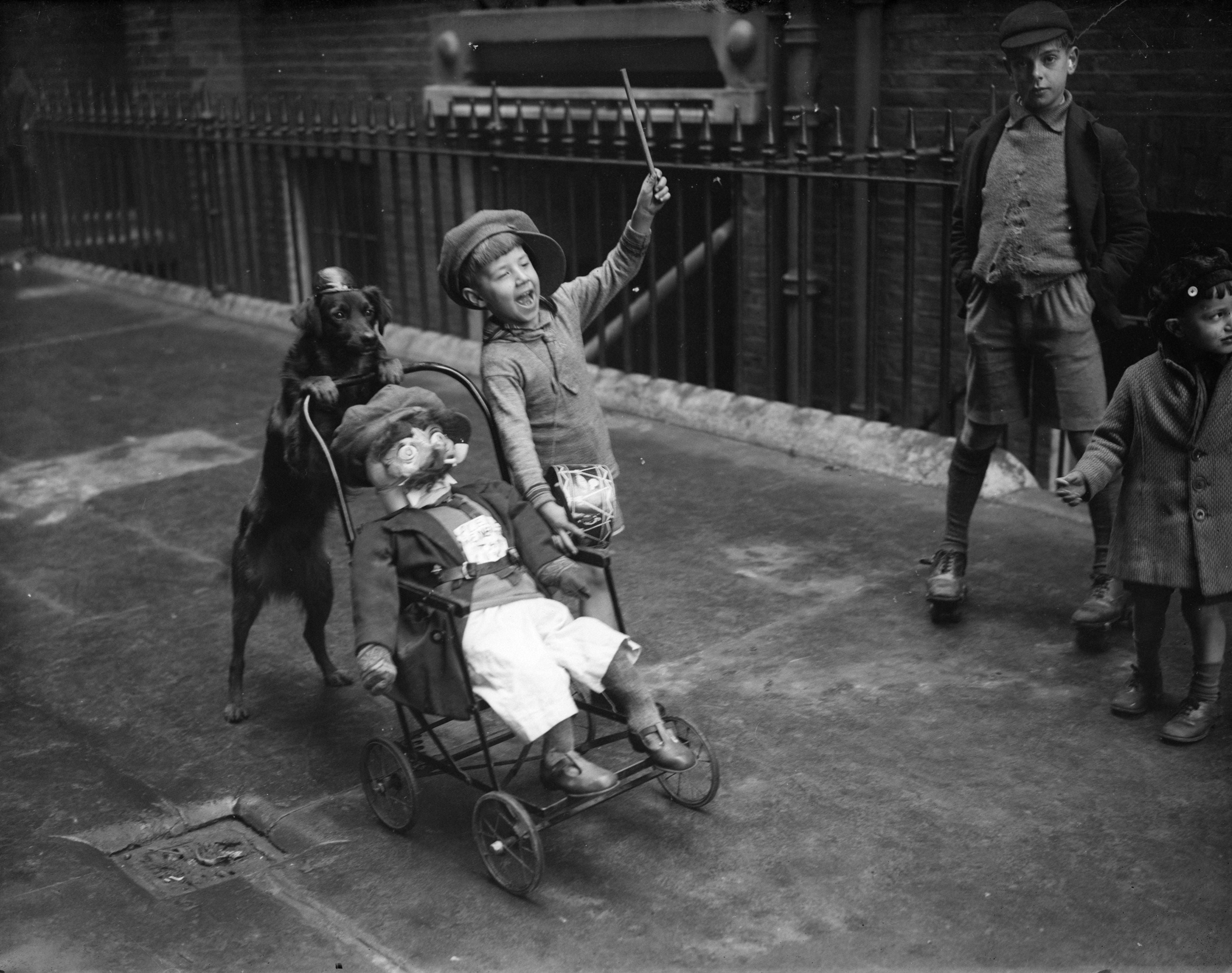 1933: Canine film star Bob assists with the Guy Fawkes collection