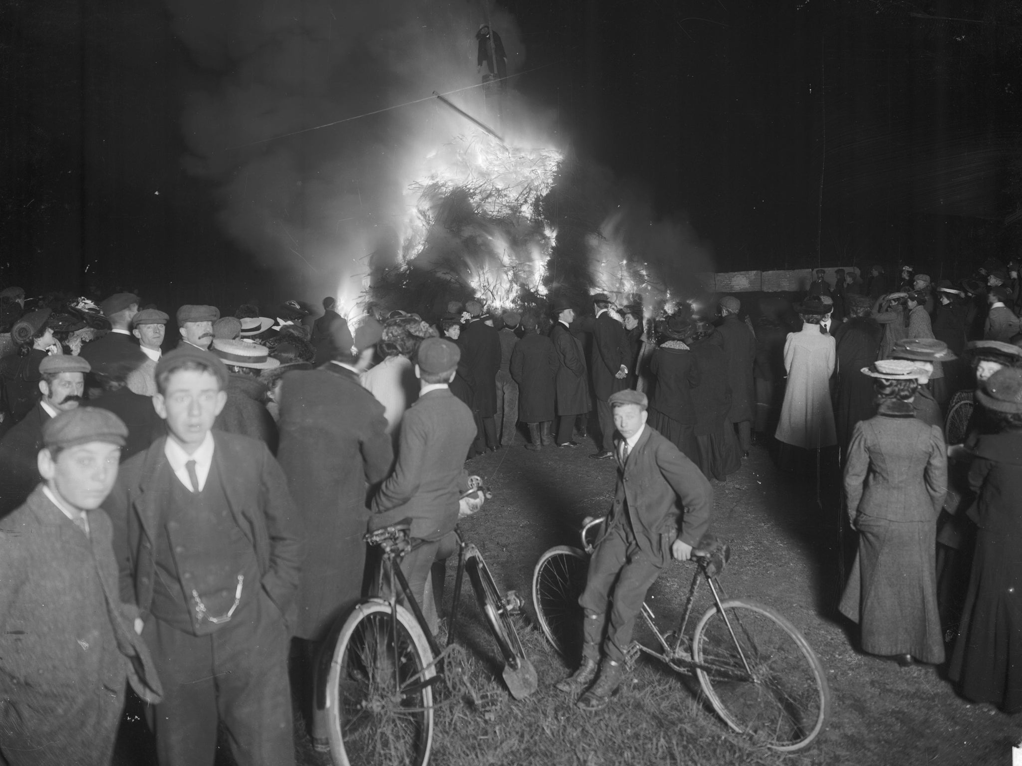 1912: Crowds gather to watch the bonfire