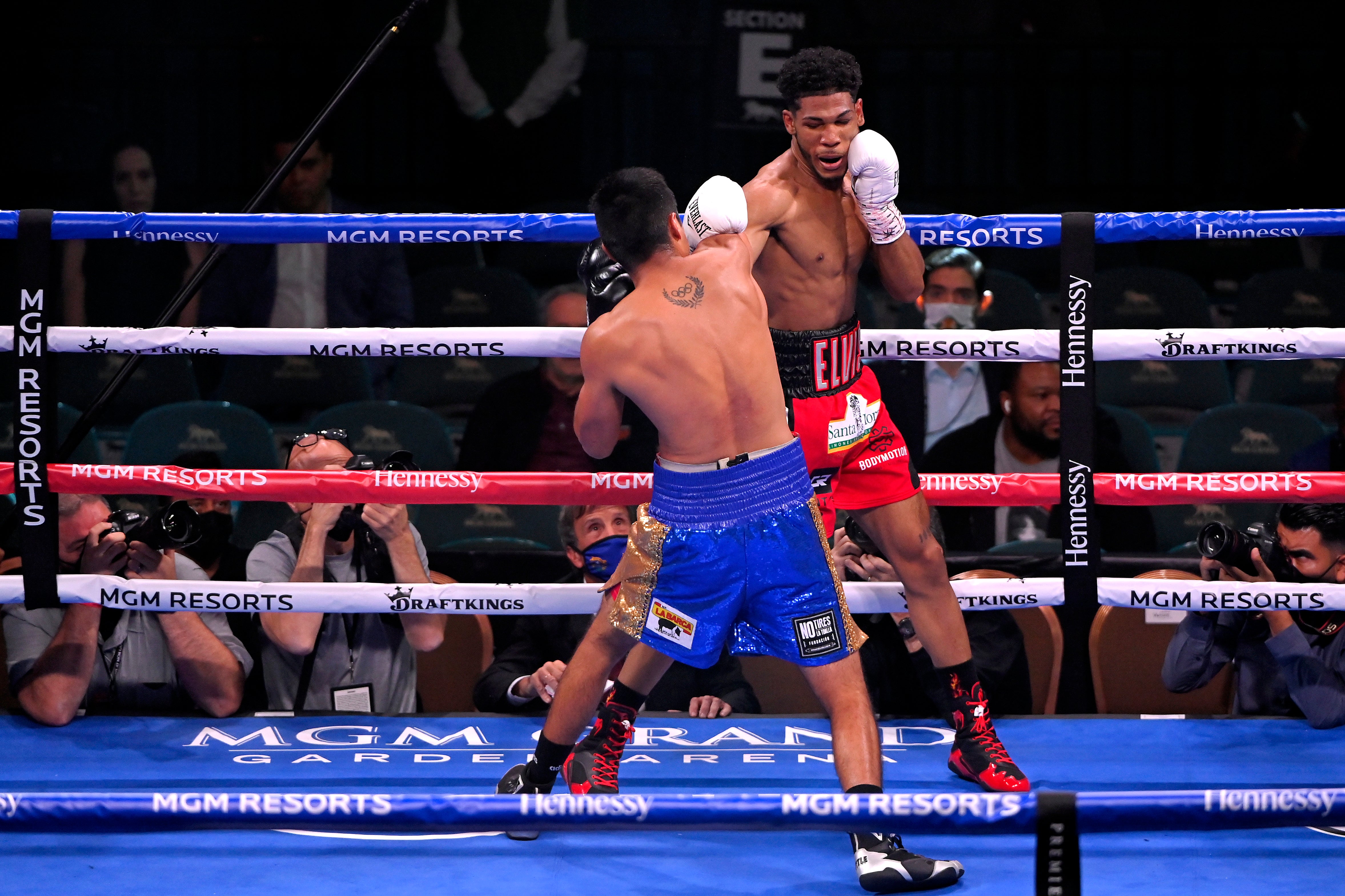 Elvis Rodriguez (R) and Juan Pablo Romero exchange punches