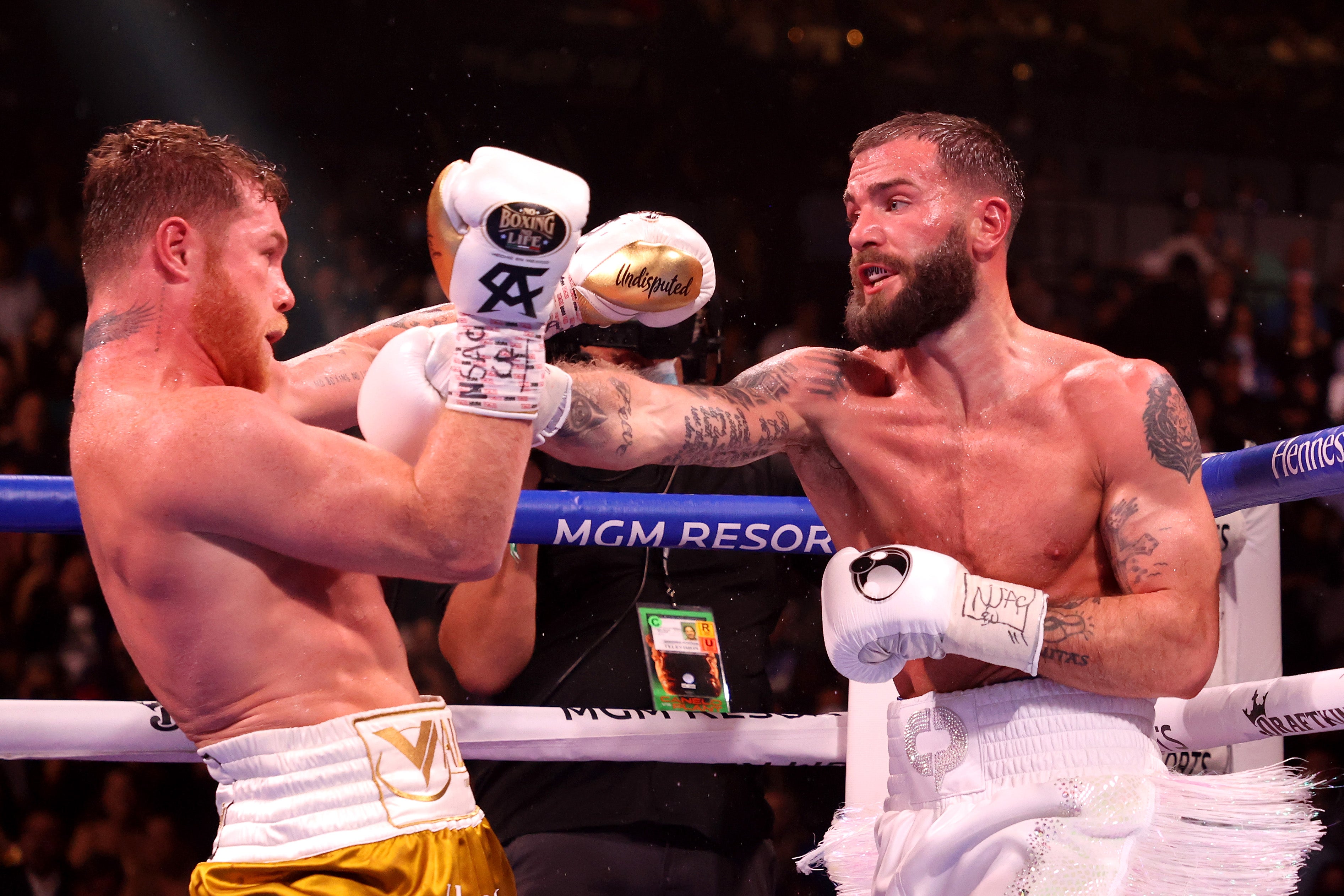 Caleb Plant (R) exchanges punches with Canelo Alvarez