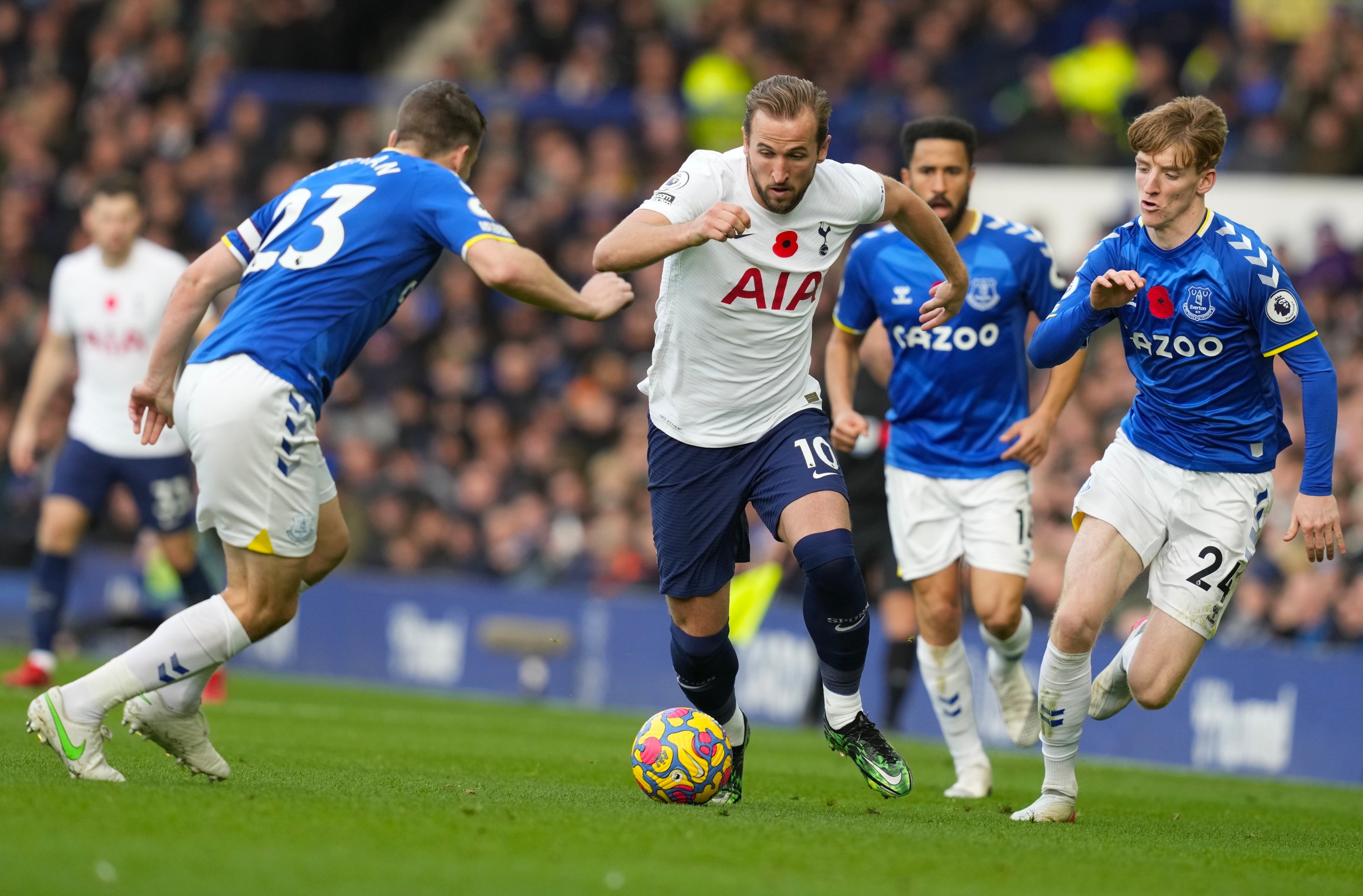 Kane takes on the Everton defence