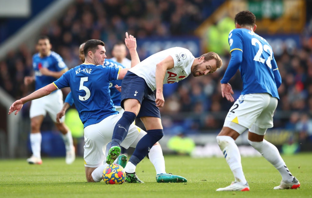 Kane battles for possession with Everton’s Michael Keane during the 0-0 draw