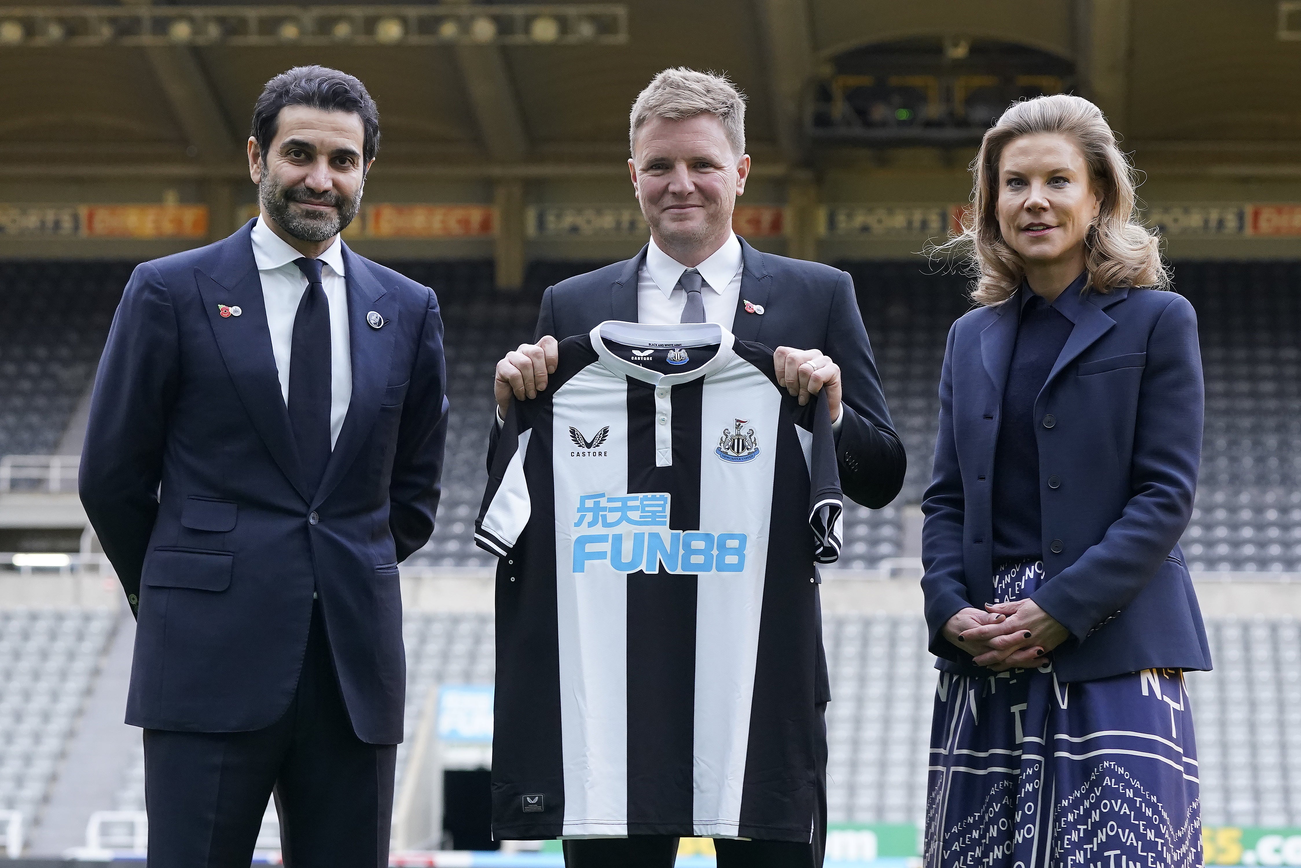 Howe with club chairman Yasir Al-Rumayyan and director Amanda Staveley