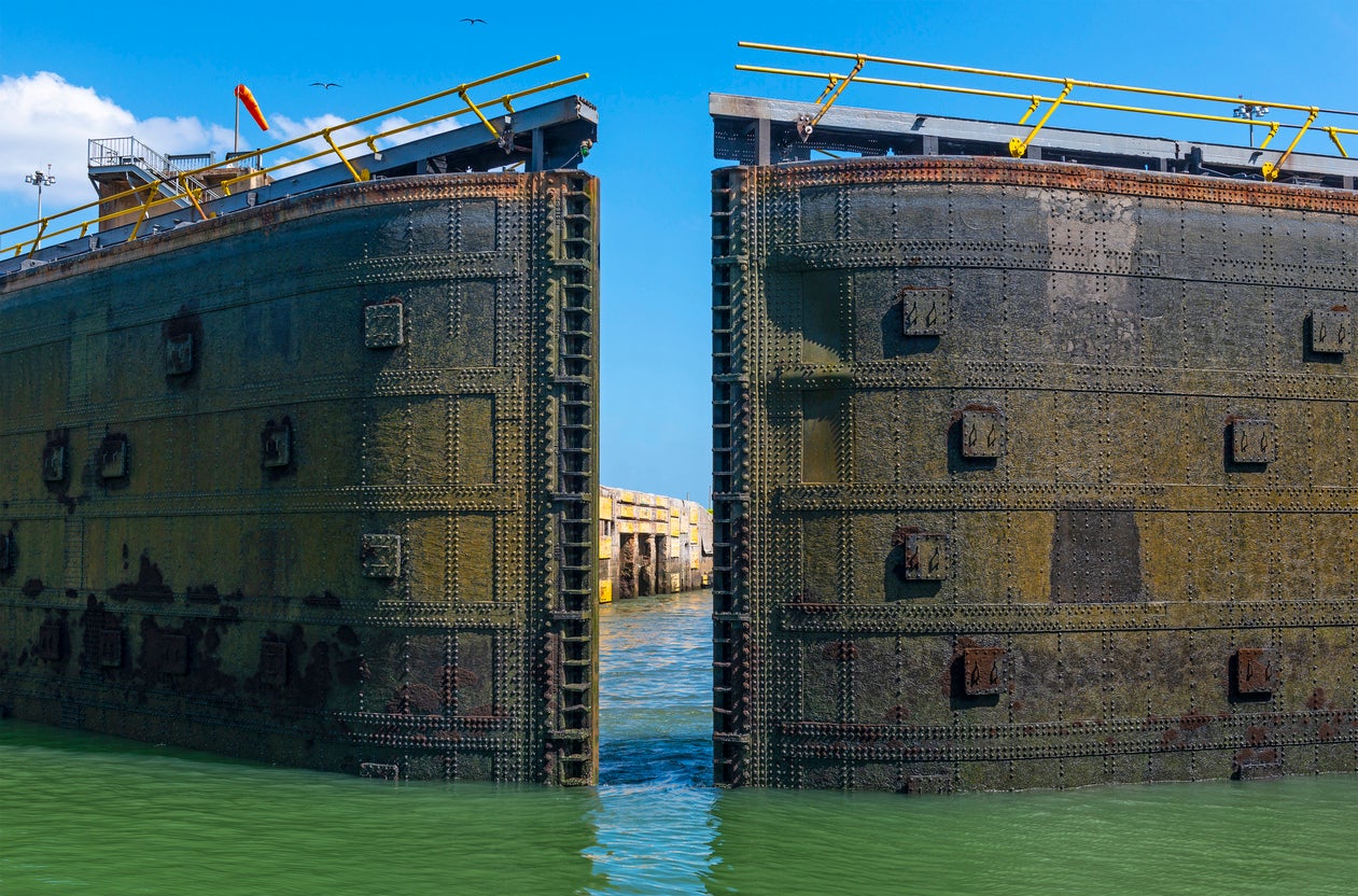 Engineering wonder: The Panama Canal locks of Miraflores open up