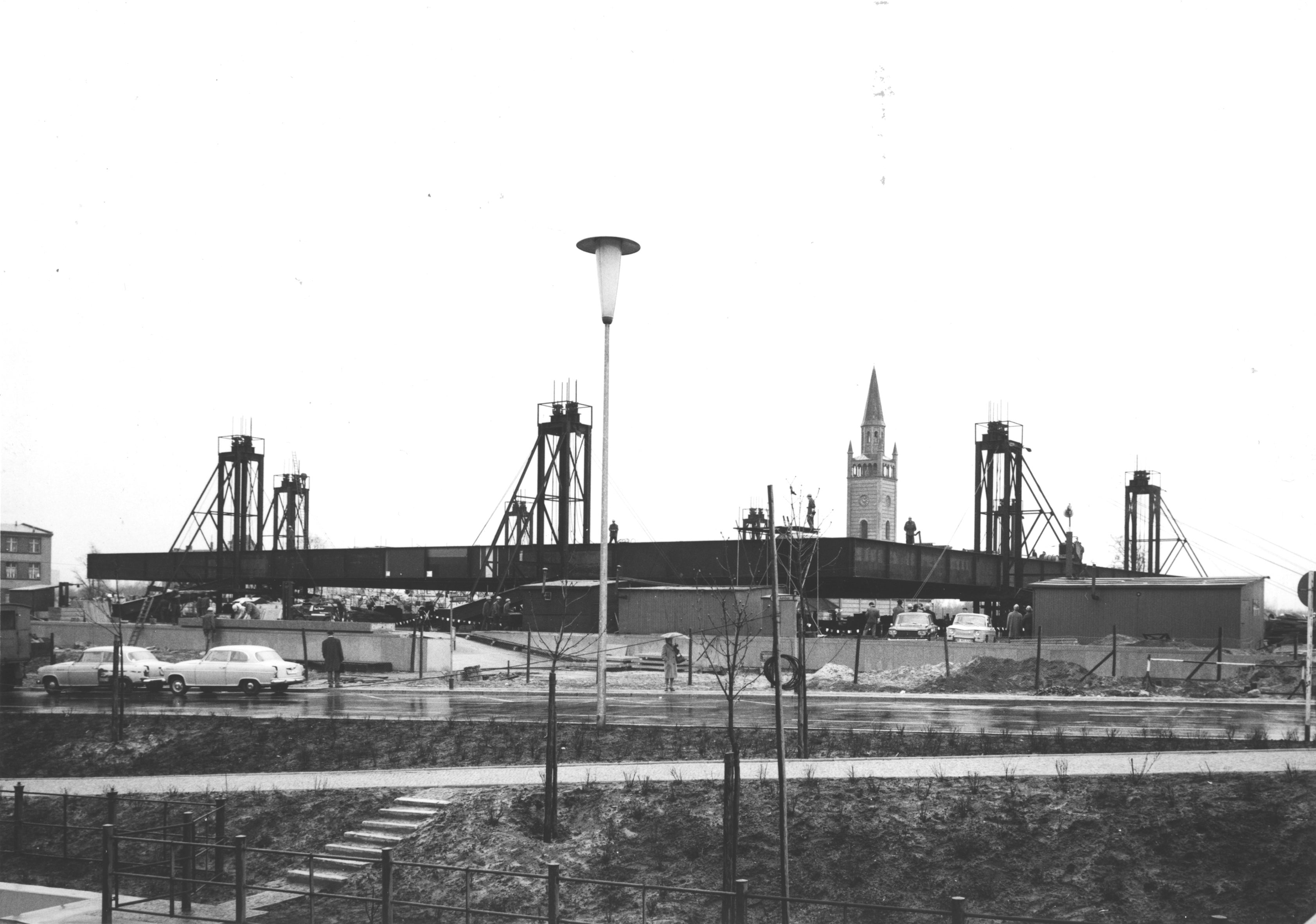 The hydraulic raising of the steel roof on the Neue Nationalgalerie, 5 April 1967