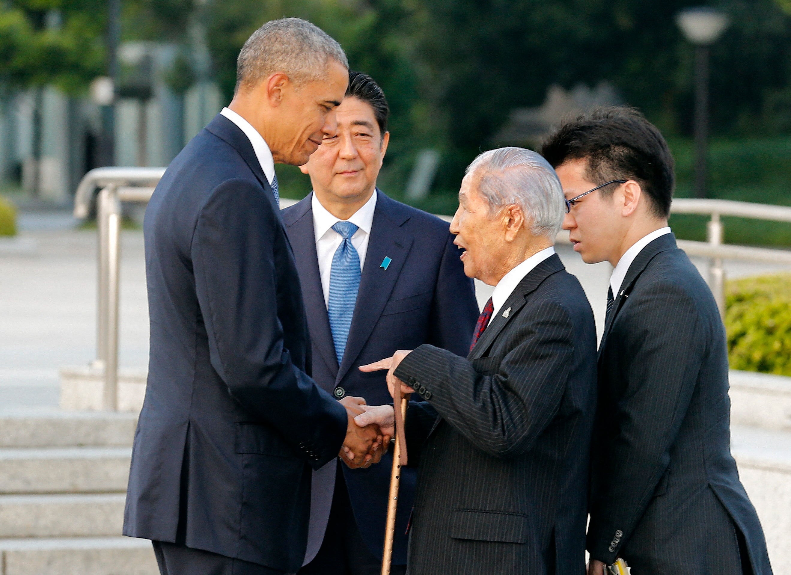 Tsuboi meets Barack Obama at the Hiroshima Peace Memorial Park in 2016