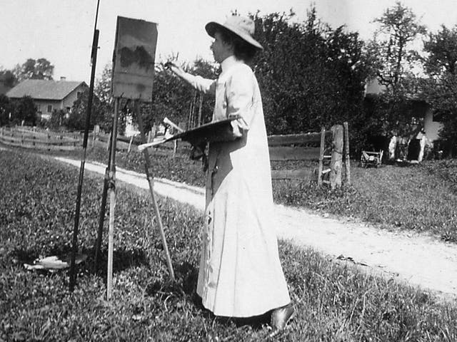 <p>Münter painting outdoors, at Kochel</p>