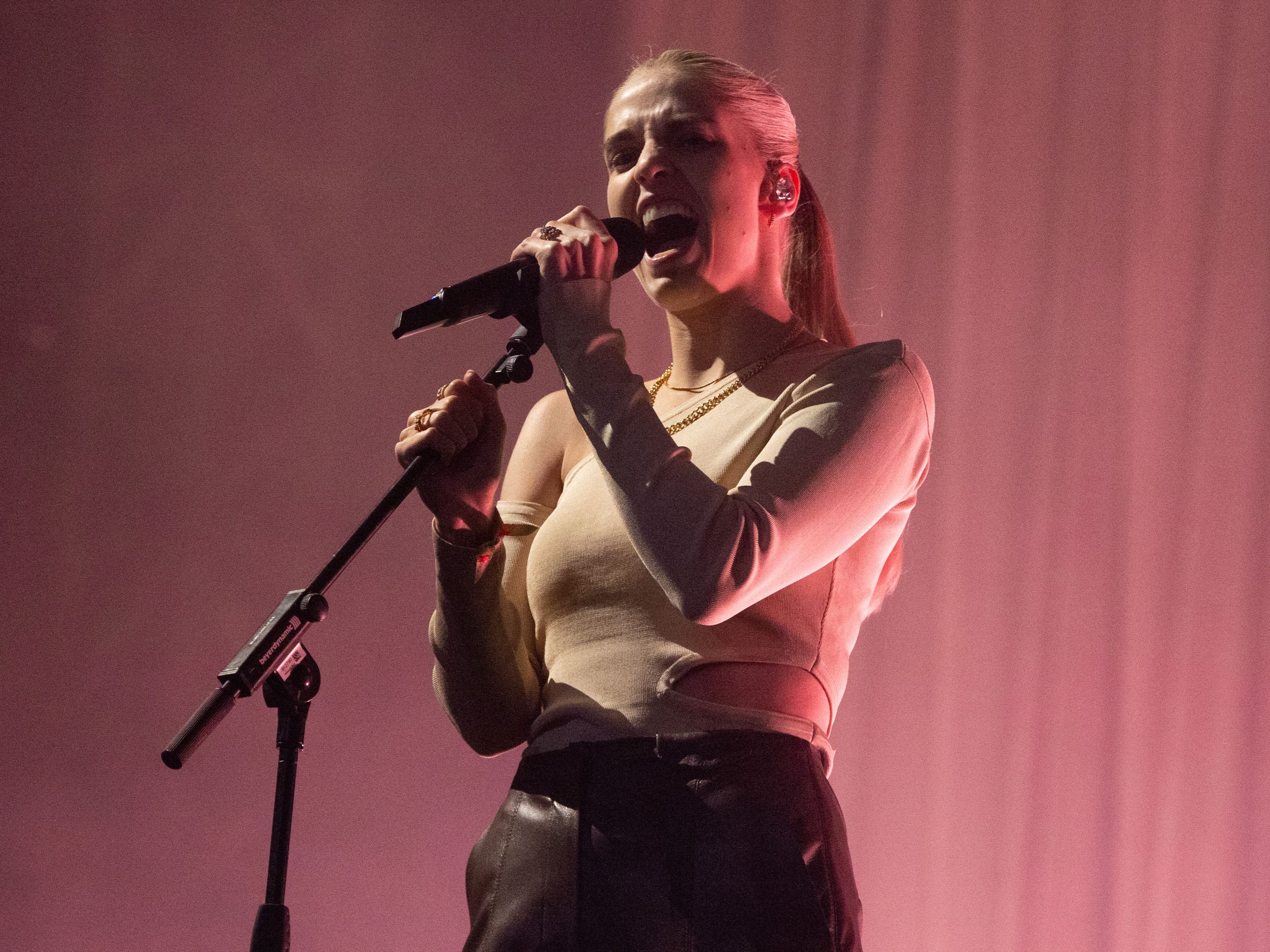 Hannah Reid of London Grammar performing live