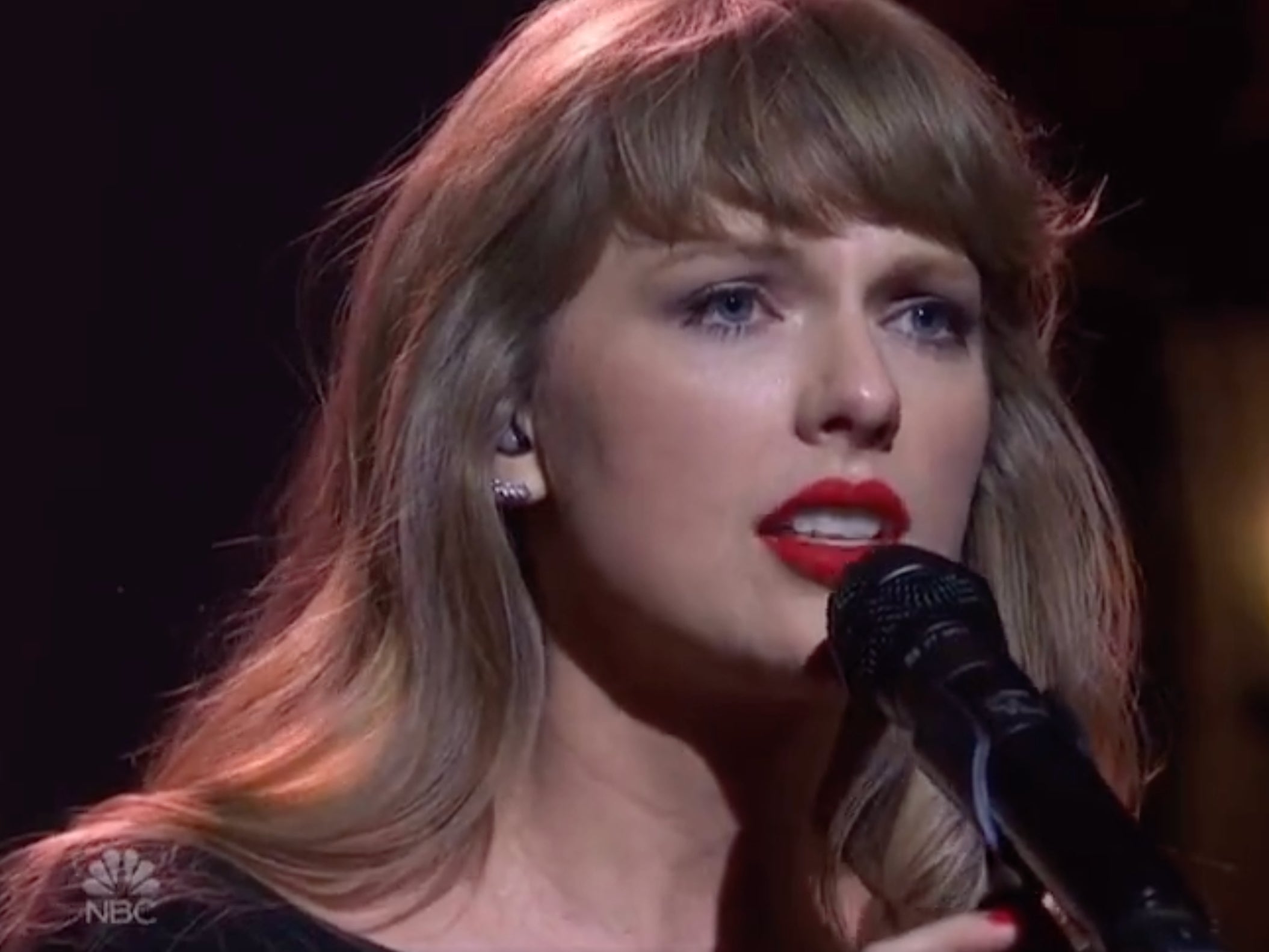 Taylor Swift sings ‘All Too Well’ on SNL