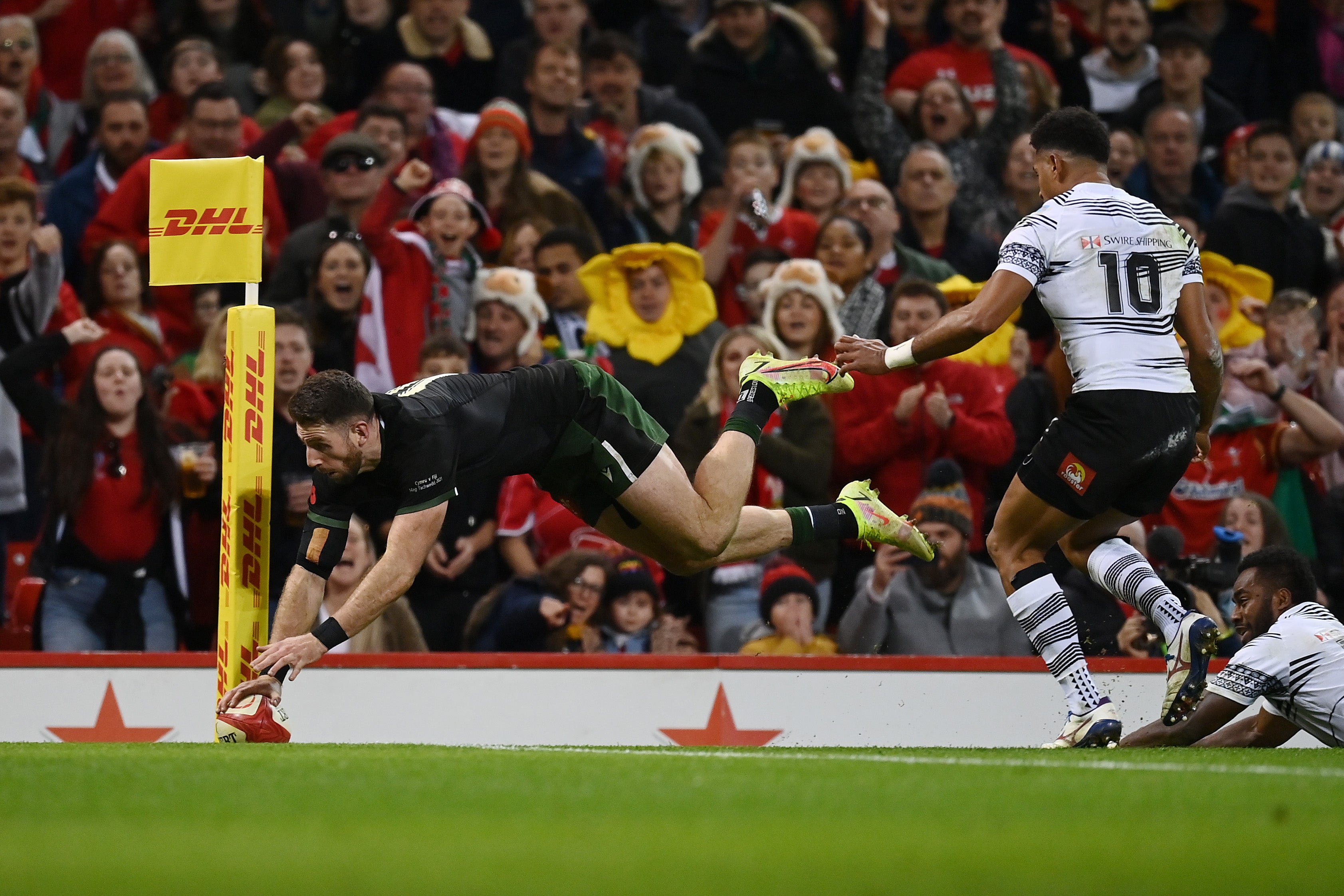 Alex Cuthbert scores Wales’s fourth try