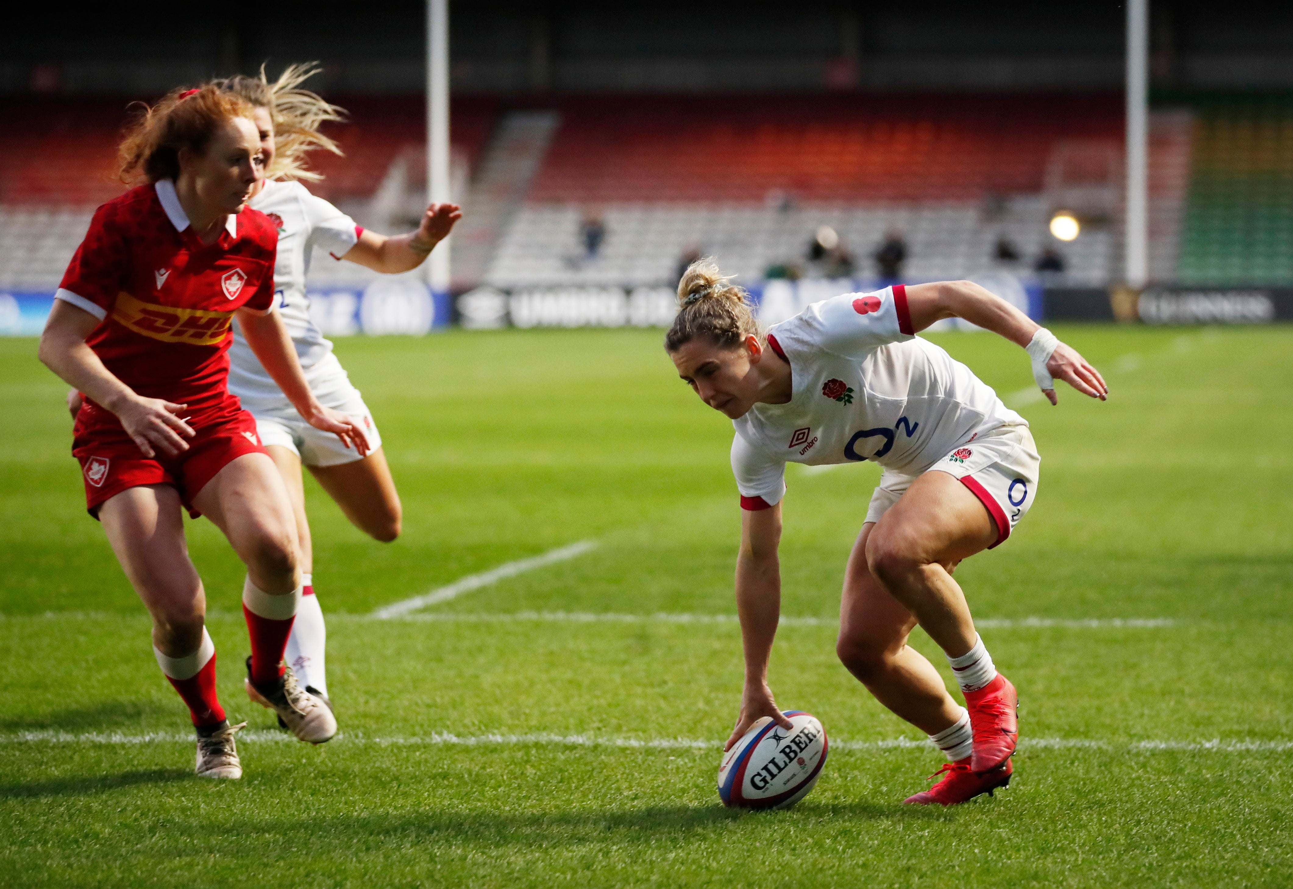 England’s Claudia MacDonald scores their seventh try