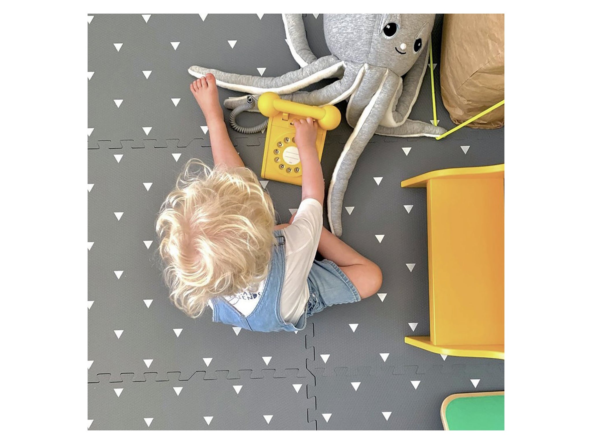 Gus & Beau triangle playmat set