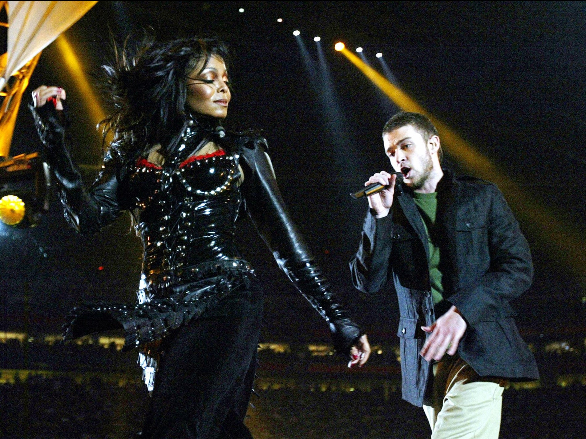 Janet Jackson and Justin Timberlake performing at the 2004 Super Bowl