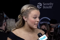 JoJo Siwa addresses split from girlfriend Kylie Prew during AMAs red carpet appearance