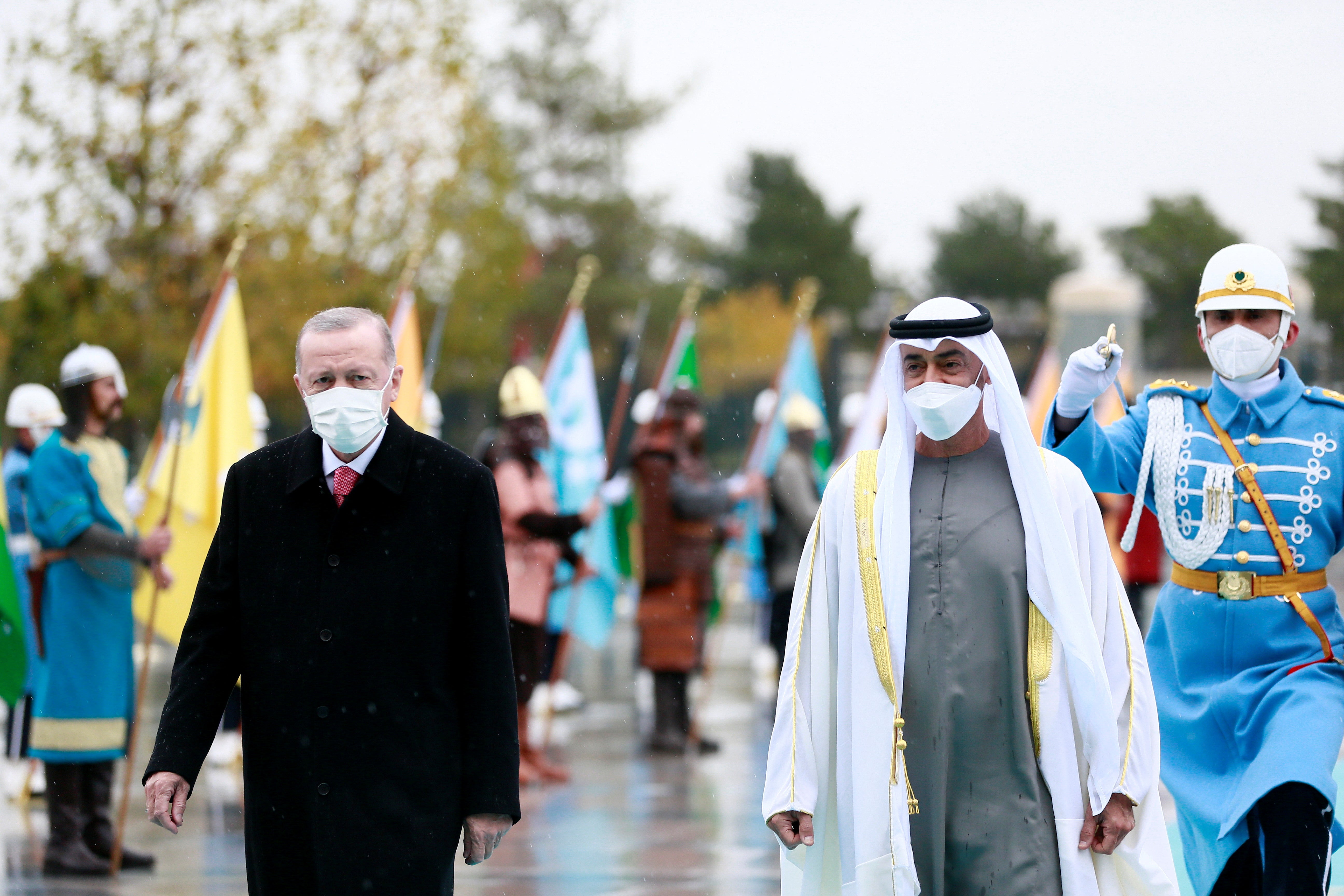 Turkish President Tayyip Erdogan (L) and Abu Dhabi Crown Prince Sheikh Mohammed bin Zayed al-Nahyan